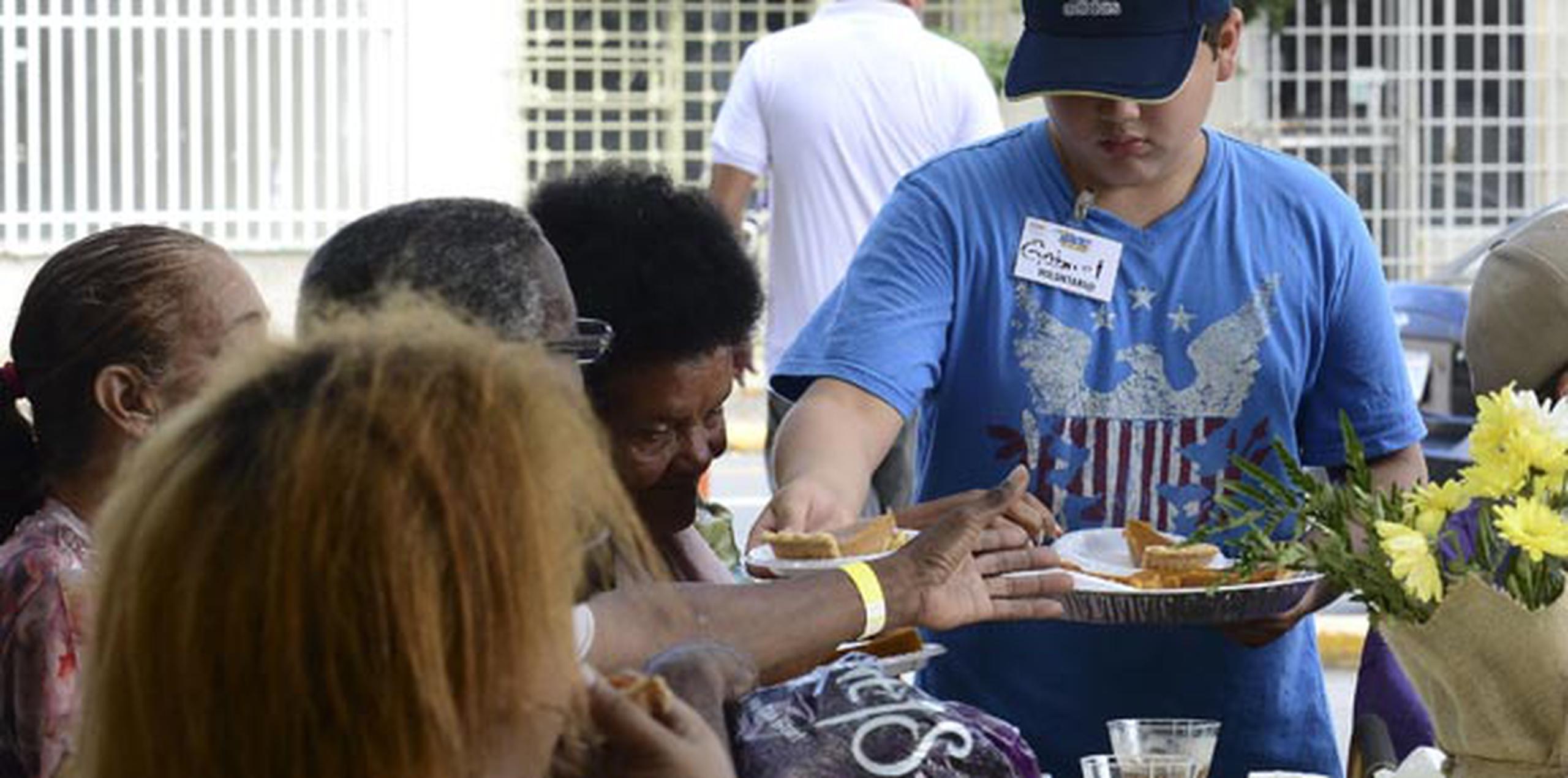 El almuerzo ha sido bautizado “Héroes de la Calle Dando Gracias” y tiene el objetivo de crear conciencia de la importancia de la ayuda social. (tony.zayas@gfrmedia.com)