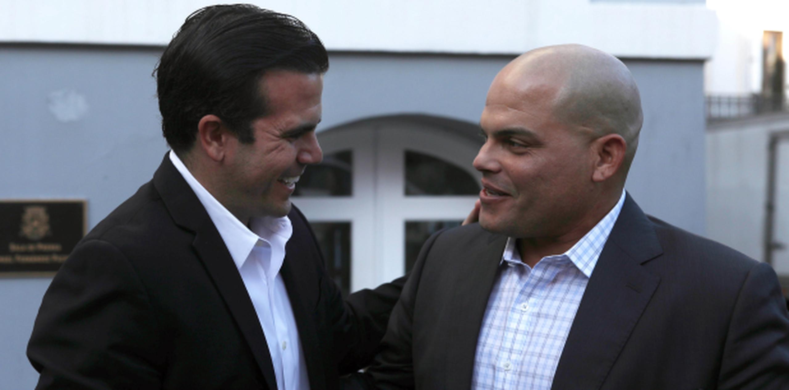 El gobernador Ricardo Rosselló Nevares, comparte en Fortaleza con Iván Rodríguez, exaltado al Salón de la Fama del béisbol. (xavier.araujo@gfrmedia.com)