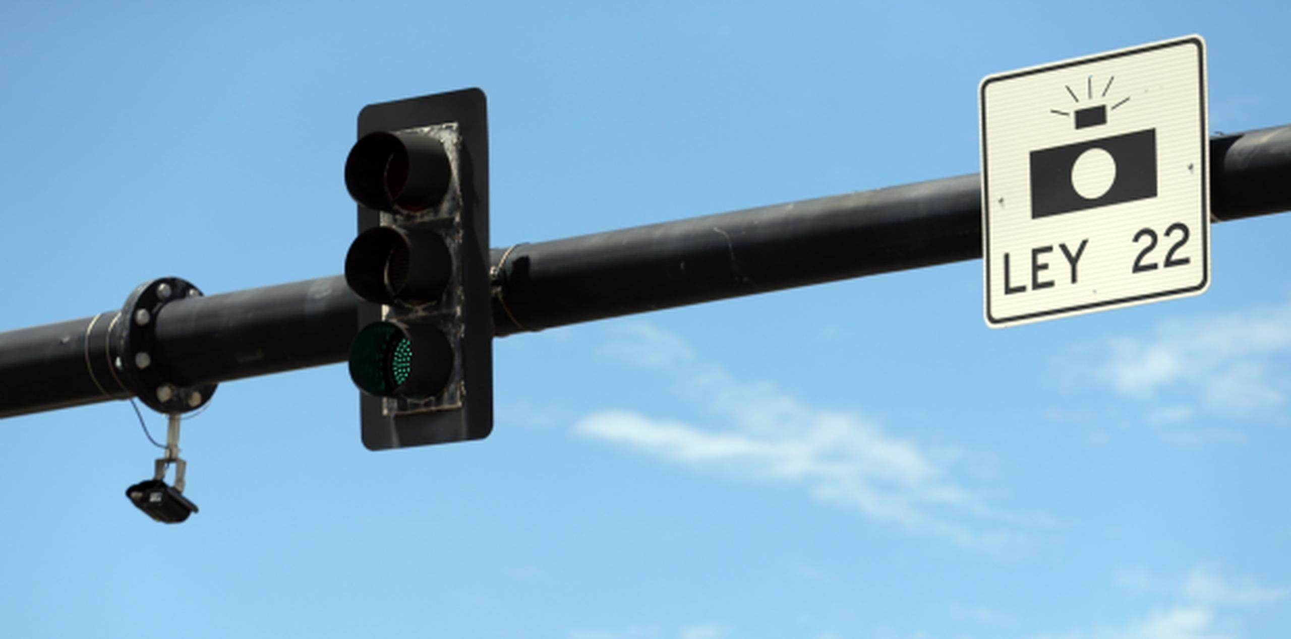 El sistema Simone, diseñado para detectar violaciones de ley como exceso de velocidad y rebasar la luz roja, está ubicado en el puente Dos Hermanos en el Condado (juan.martinez@gfrmedia.com)