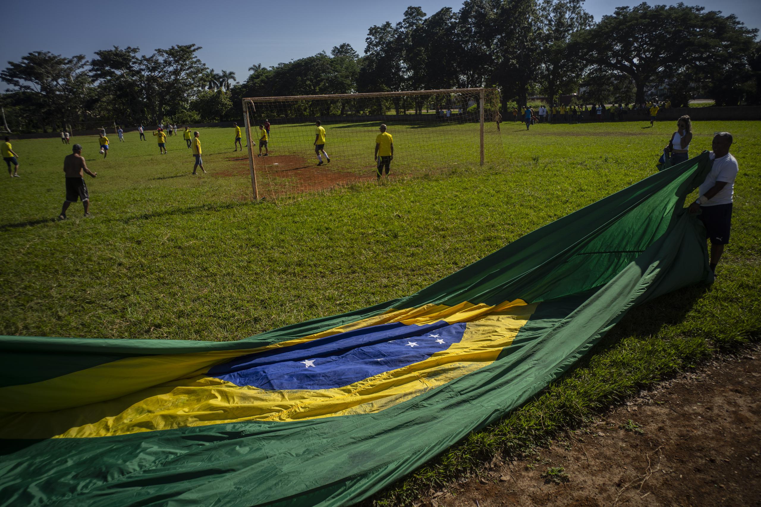 Aficionados cubanos y diplomáticos brasileños juegan al fútbol en Bauta, Cuba, el lunes 28 de noviembre de 2022 (AP Foto/Ramon Espinosa)