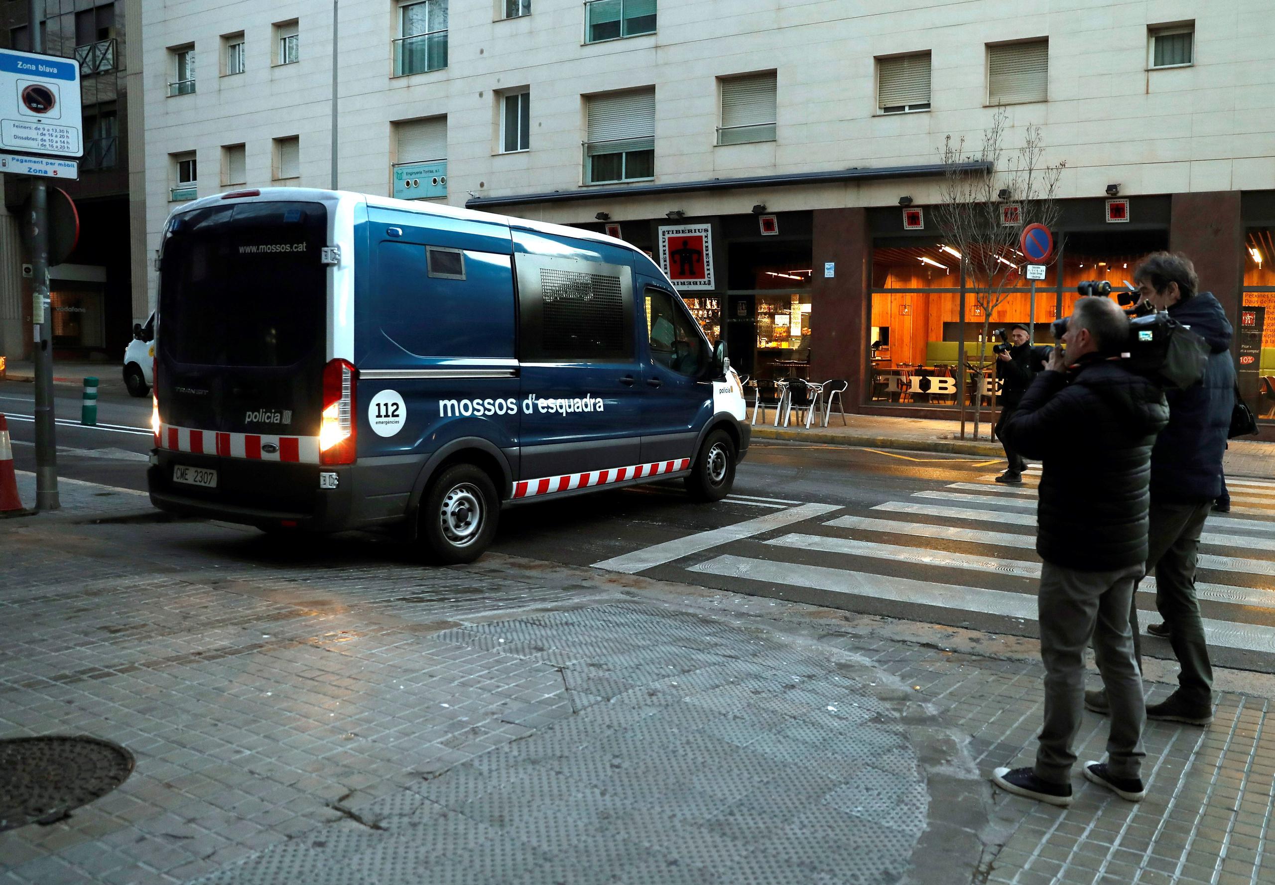Los detenidos llegan en un furgón de los Mossos d'Esquadra a los juzgados de Sabadell tras su detención.