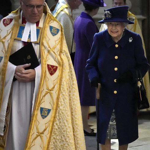 Reina Elizabeth II sorprende al salir con bastón
