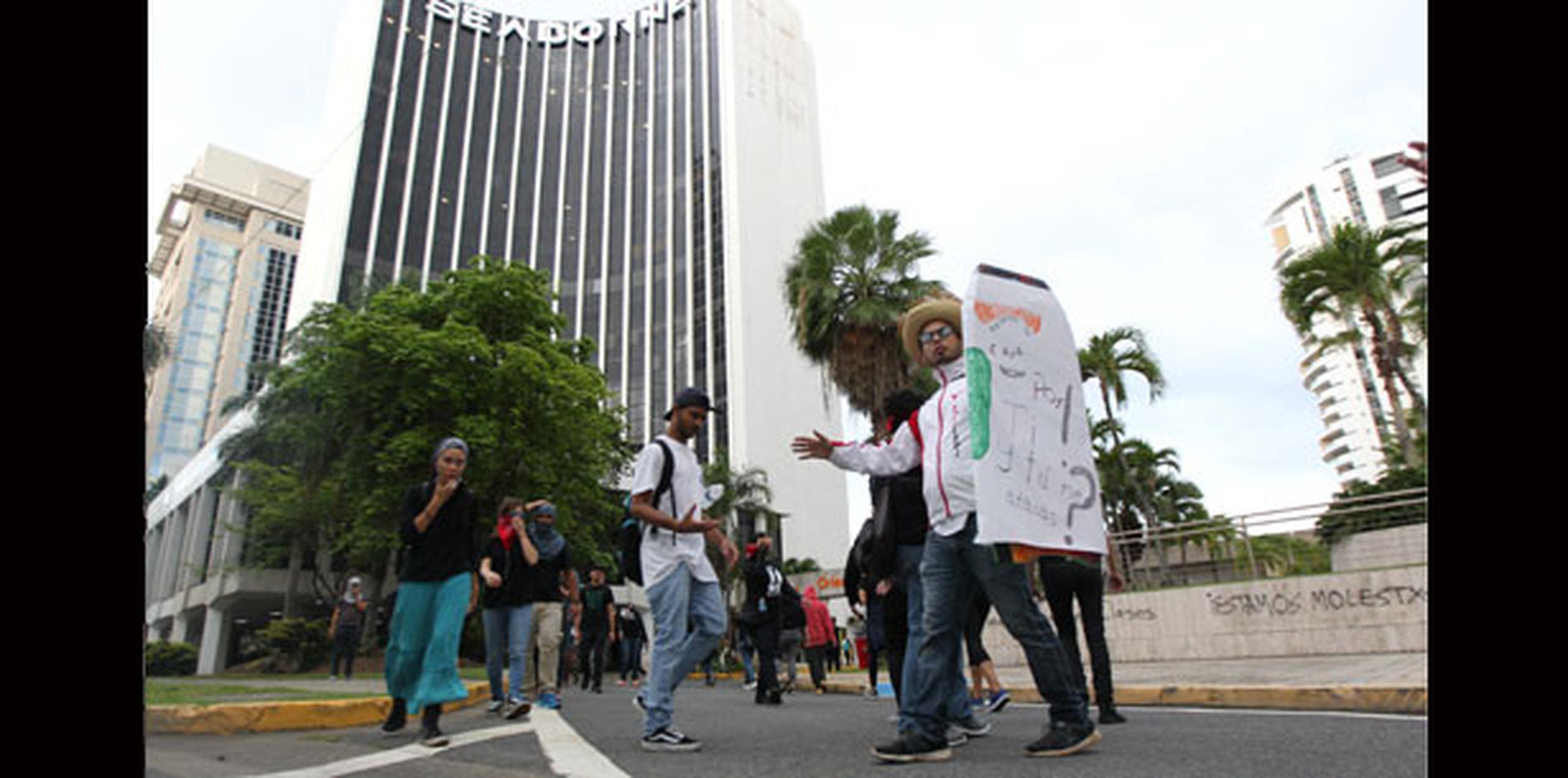 Se informó que paredes de algunos edificios amanecieron pintadas con mensajes en contra de los recortes propuestos para la Universidad de Puerto Rico. (alex.figueroa@gfrmedia.com)