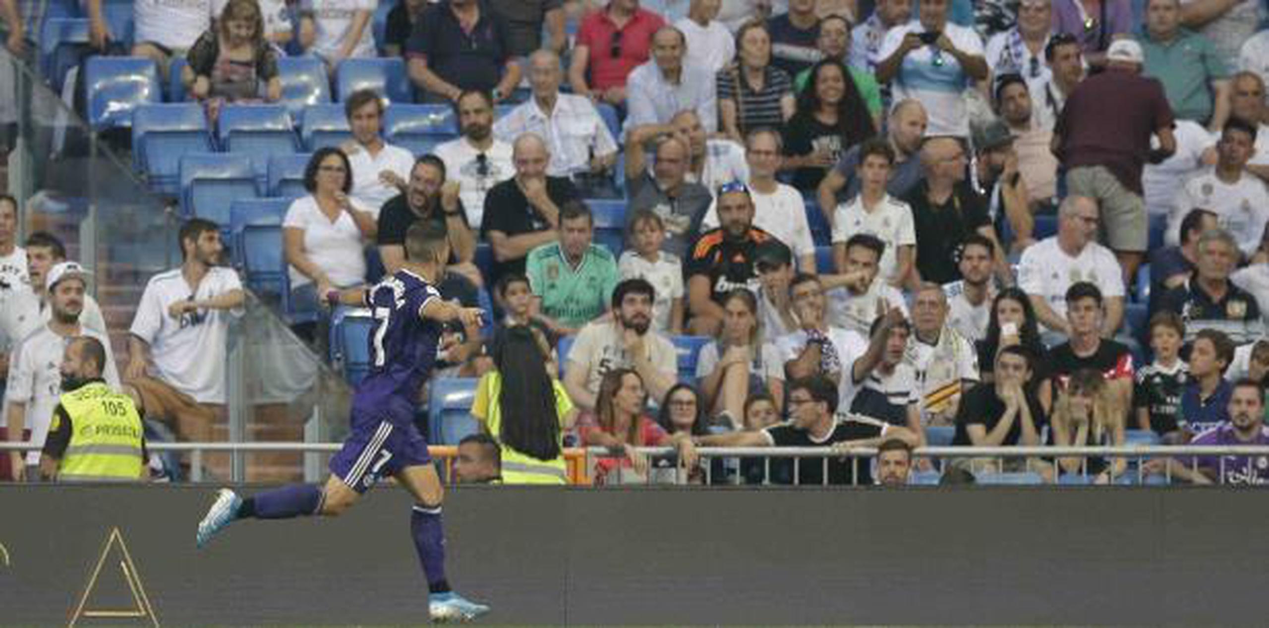 Sergi Guardiola celebra luego de anotar un gol para Valladolid casi al concluir el partido ante Real Madrid  (AP / Paul White)