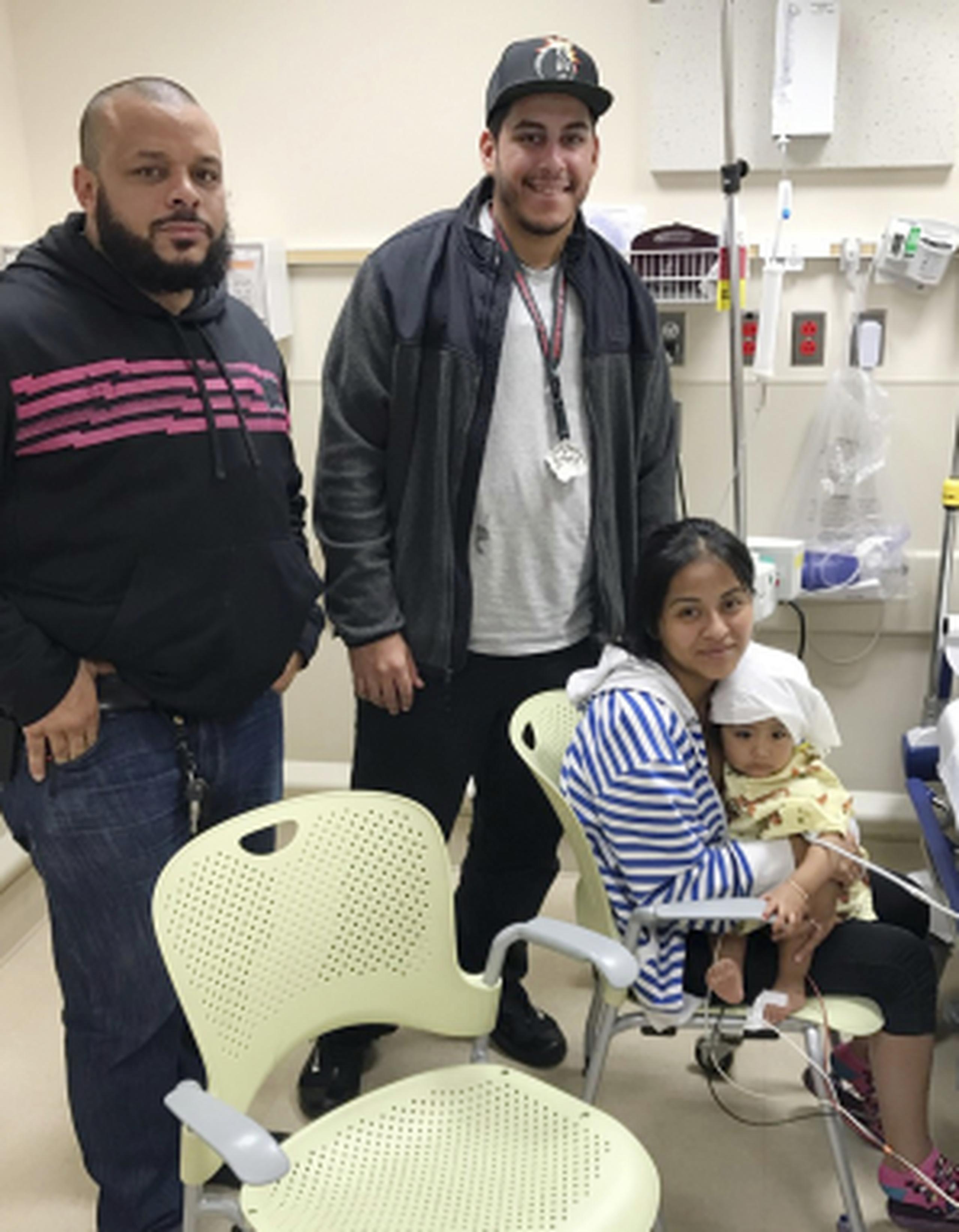 Félix Báez y Giovanni Laguna (derecha) visitaron a la Liliana Benigno y su bebé Ashley Delores en el hospital. (New York City Police Department via AP)
