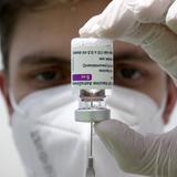 Confirman “posible vínculo” de vacuna de AstraZeneca con coágulos