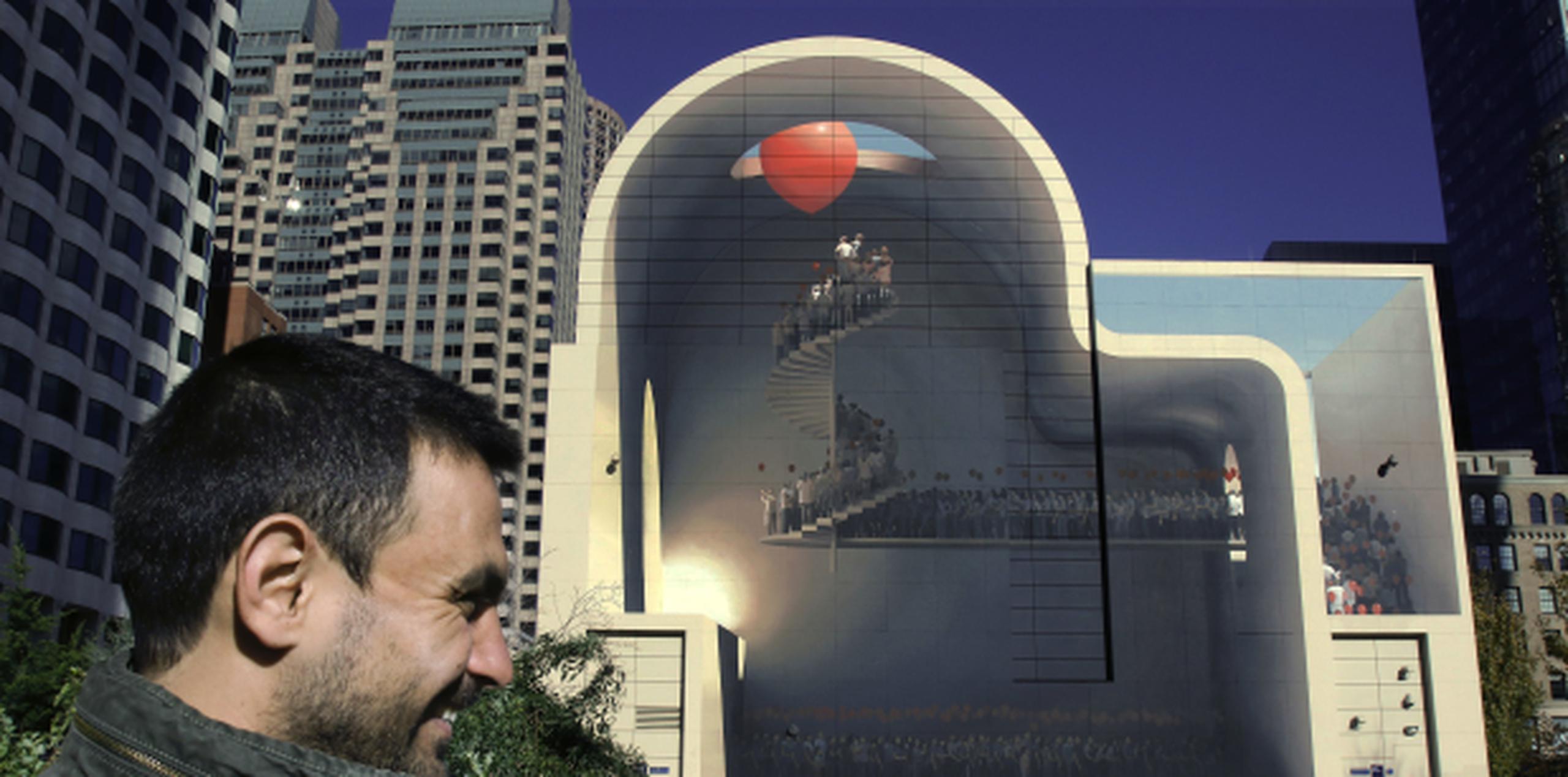 Mehdi Ghadyanloo junto a su mural. (Prensa Asociada)