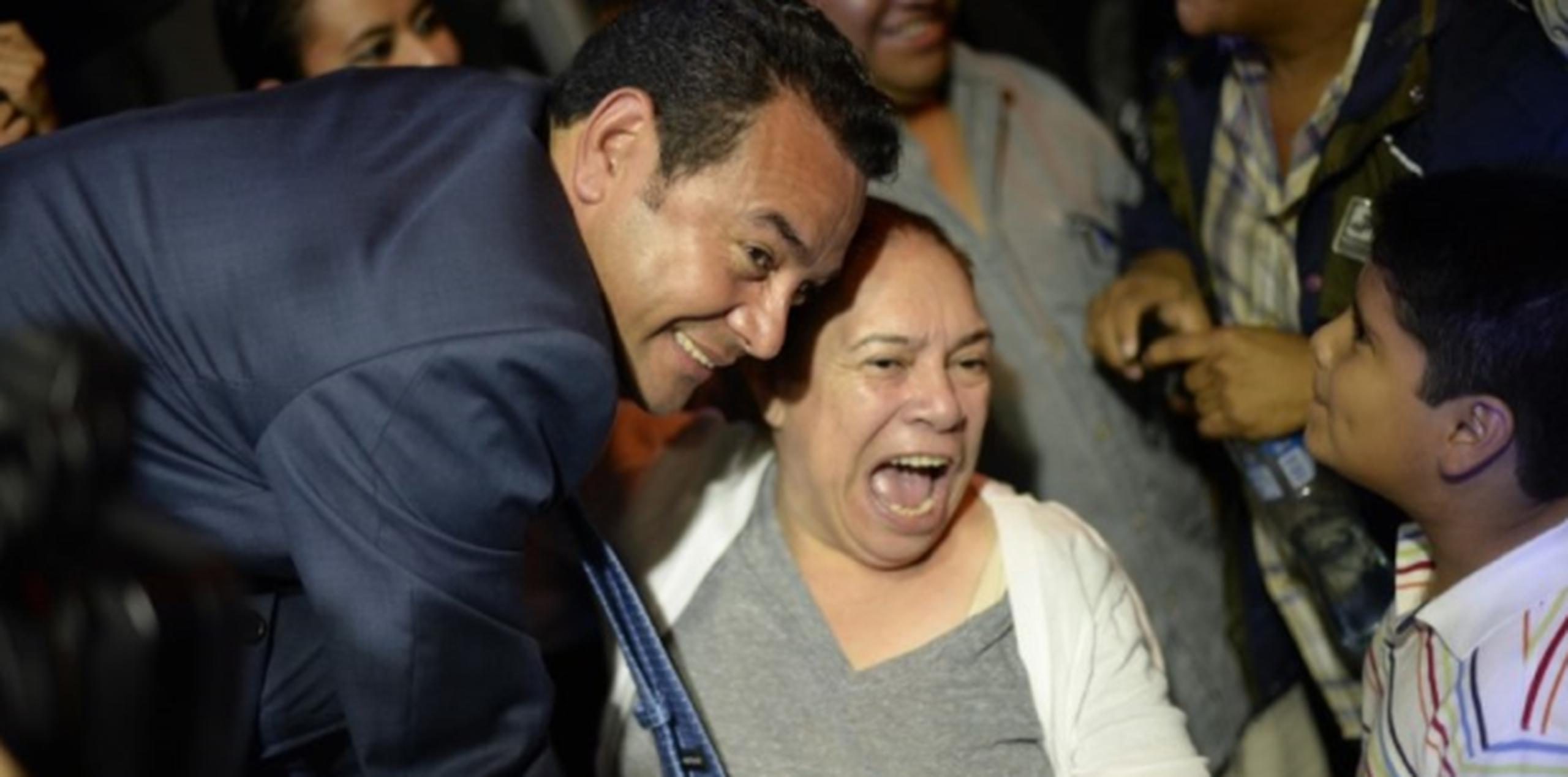 Morales comparte con simpatizantes tras ganar la primera ronda de las elecciones de Guatemala para la presidencia de ese país. (AFP)