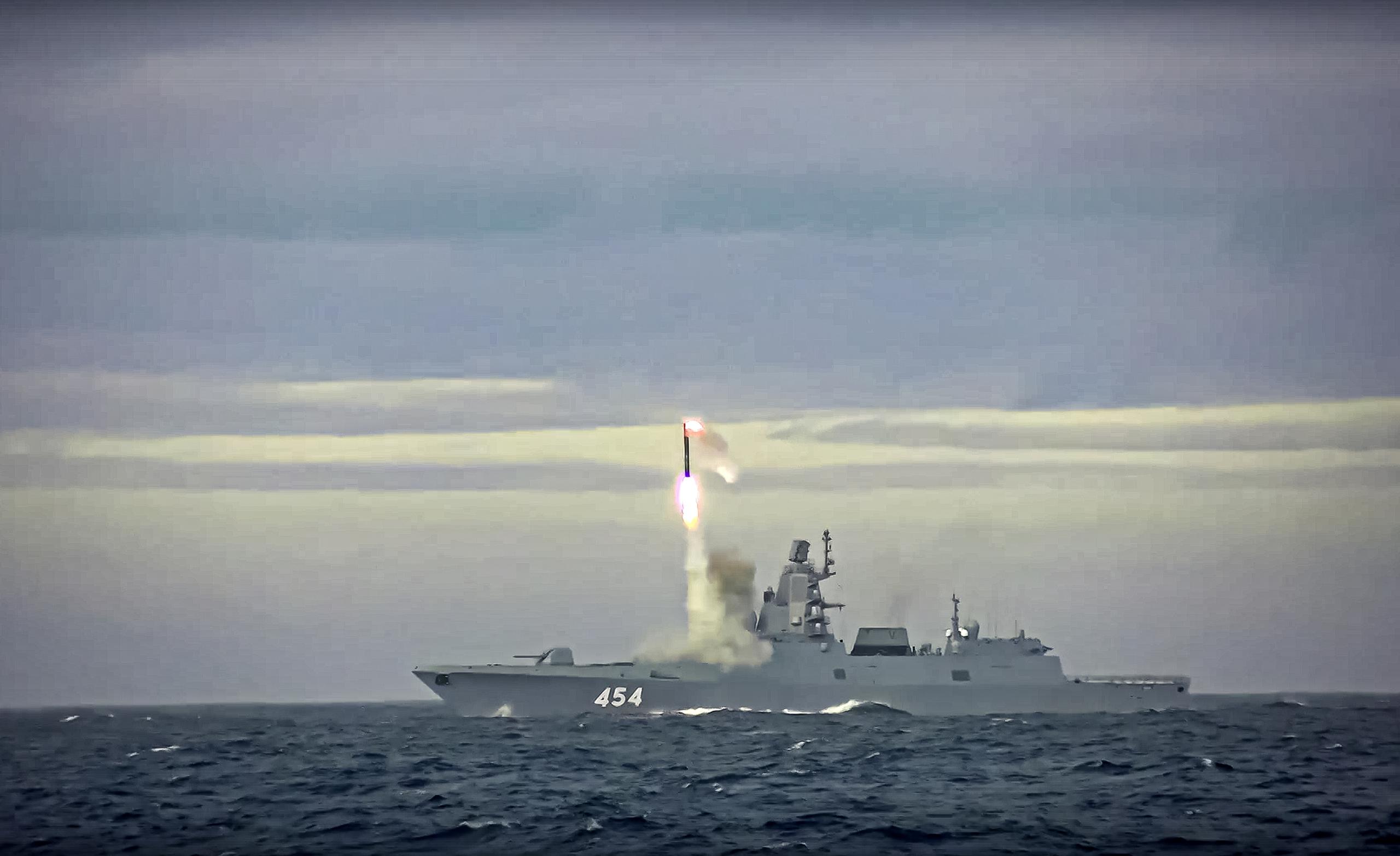 Imagen tomada de un video difundido por el Servicio de Prensa del Ministerio de Defensa Ruso el sábado 28 de mayo de 2022, la fragata rusa Almirante Gorshkov de la Armada rusa dispara un misil hipersónico Zircon en el Mar de Barents.