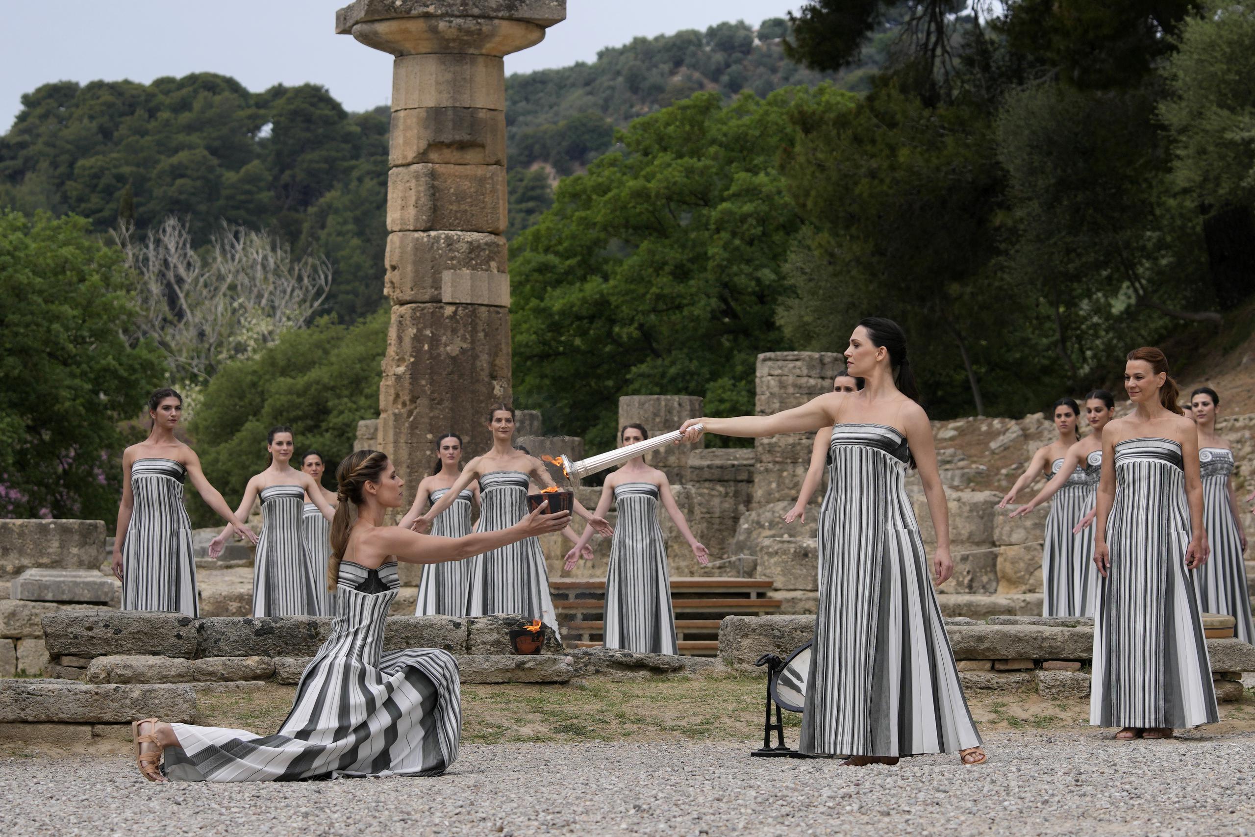 Actrices participan en la ceremonia oficial de encendido de la llama para los Juegos Olímpicos de París, en la Antigua Olimpia, Grecia, el martes 16 de abril de 2024.