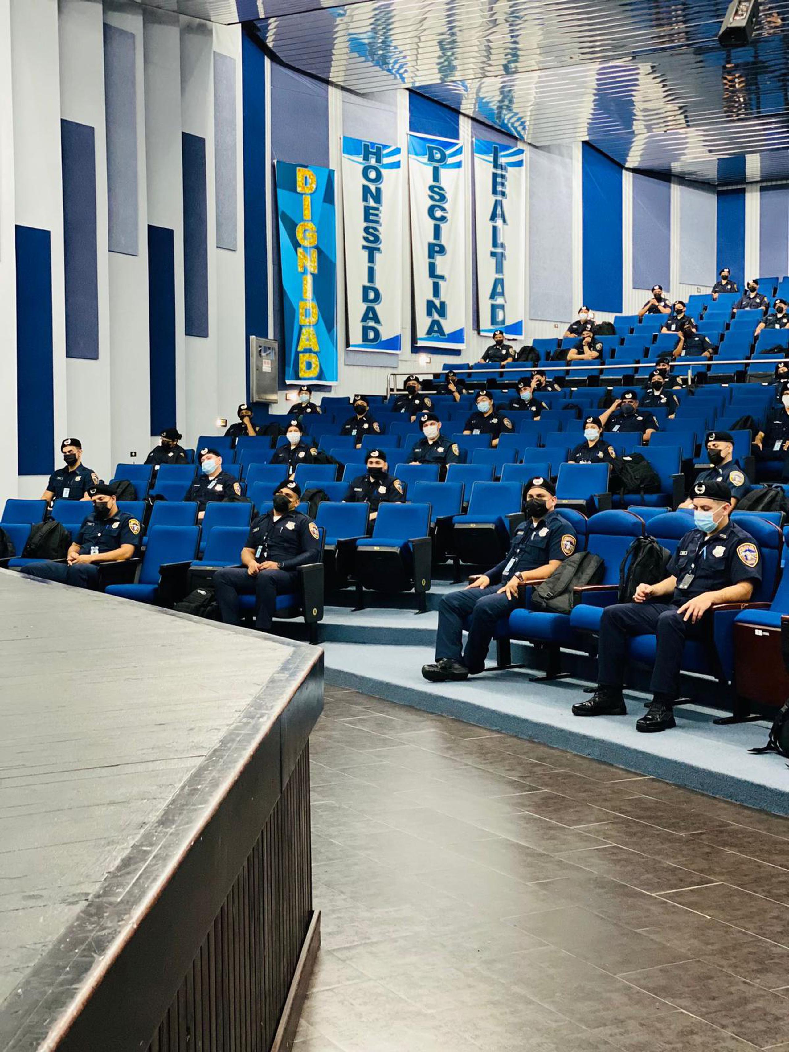 Los 133 cadetes, todos con Grados Asociados, Bachilleratos o Maestría, comenzaron su adiestramiento en la Academia de la Policía.