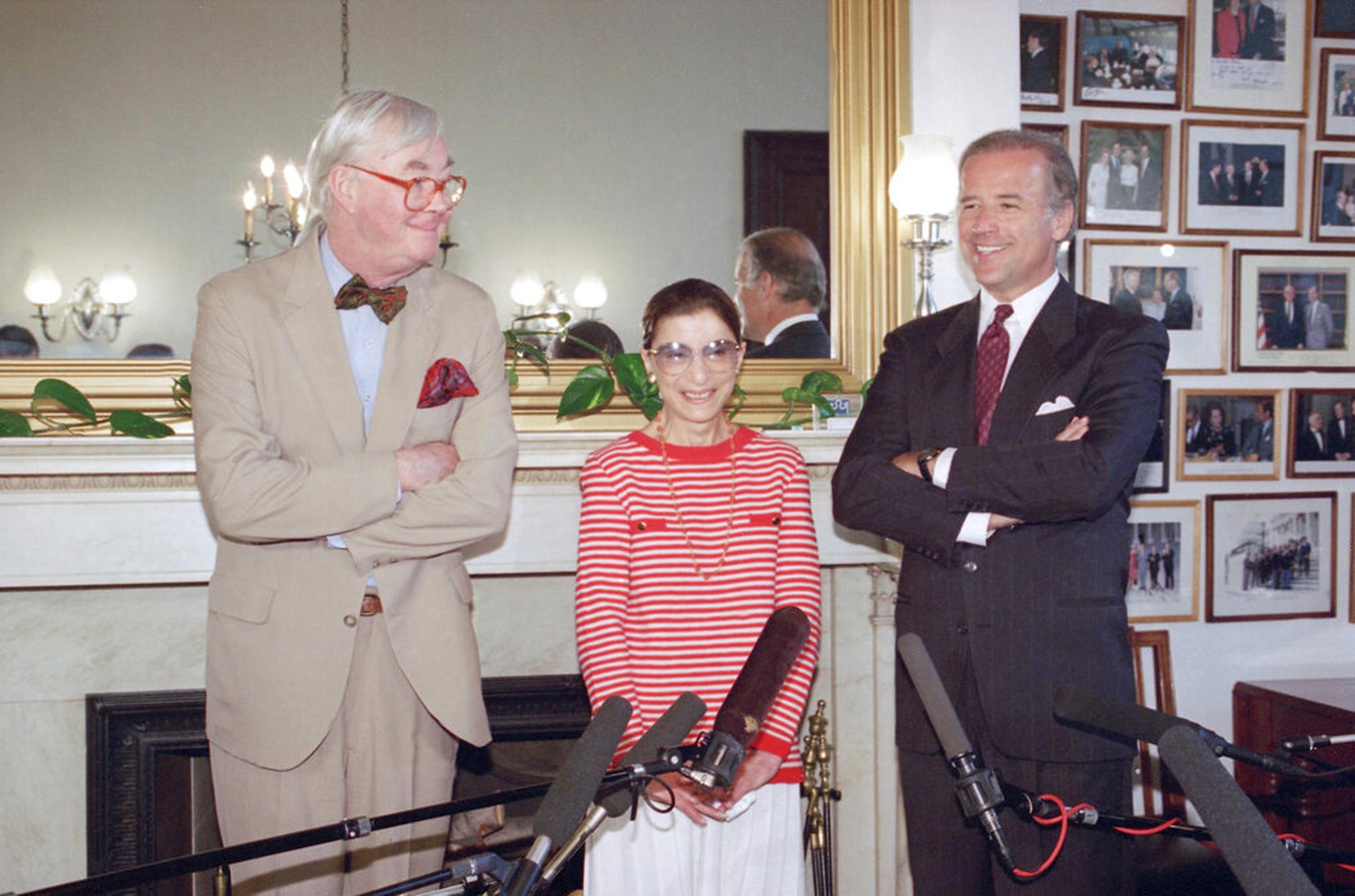 La jueza Ruth Bader Ginsburg posa con los entonces senadores demócratas Daniel Patrick Moynihan y Joe Biden el 15 de junio de 1993, en el Capitolio de los Estados Unidos.