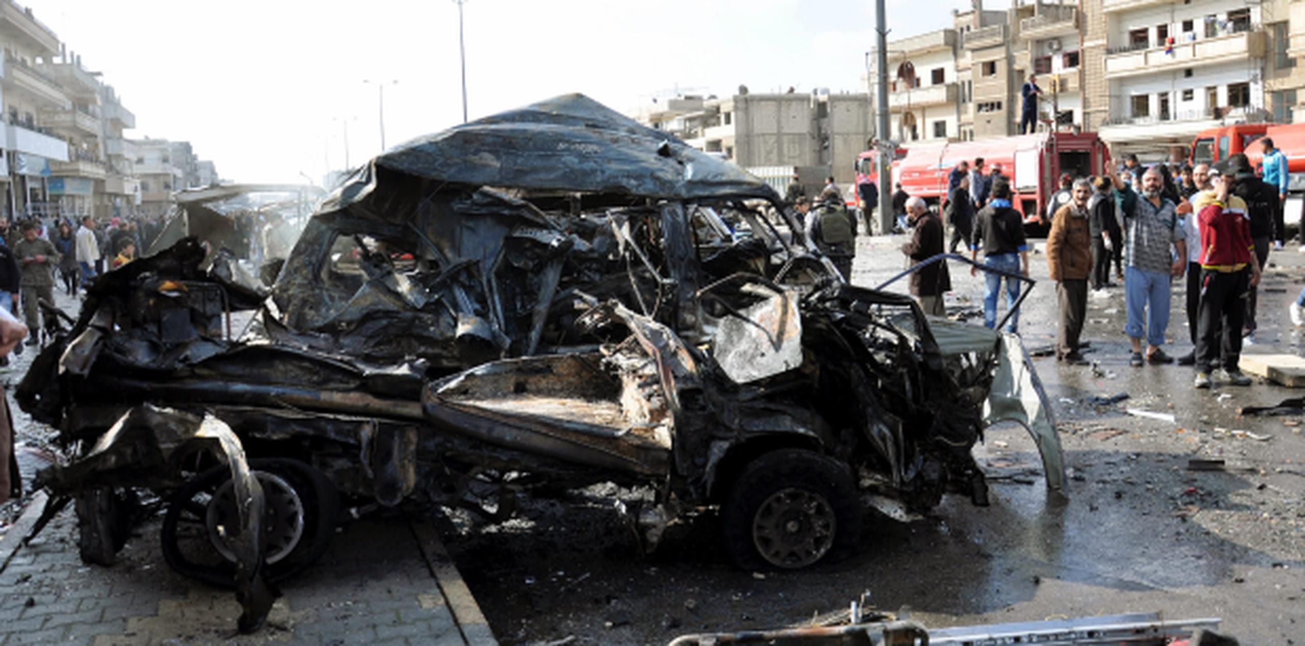 Uno de los dos vehículos cargados de explosivos, en el barrio Al Zahraa, Siria, que mataron a 46 personas. (AP)
