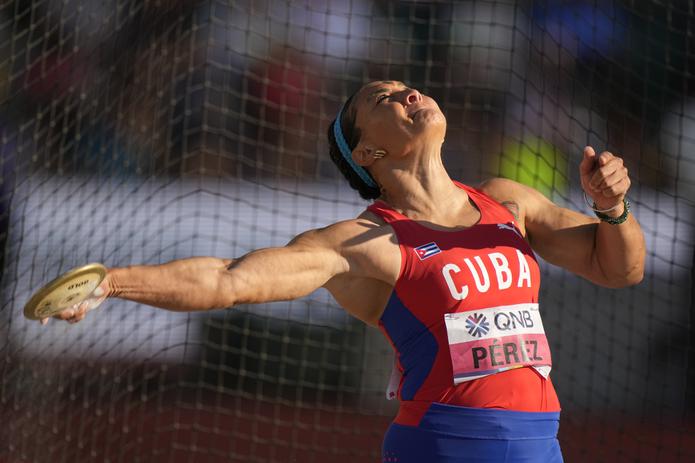 La cubana Yaimé Pérez compite en el lanzamiento de disco del Mundial de atletismo en Eugene, Oregon, el 18 de julio de 2022. (AP Foto/Charlie Riedel)