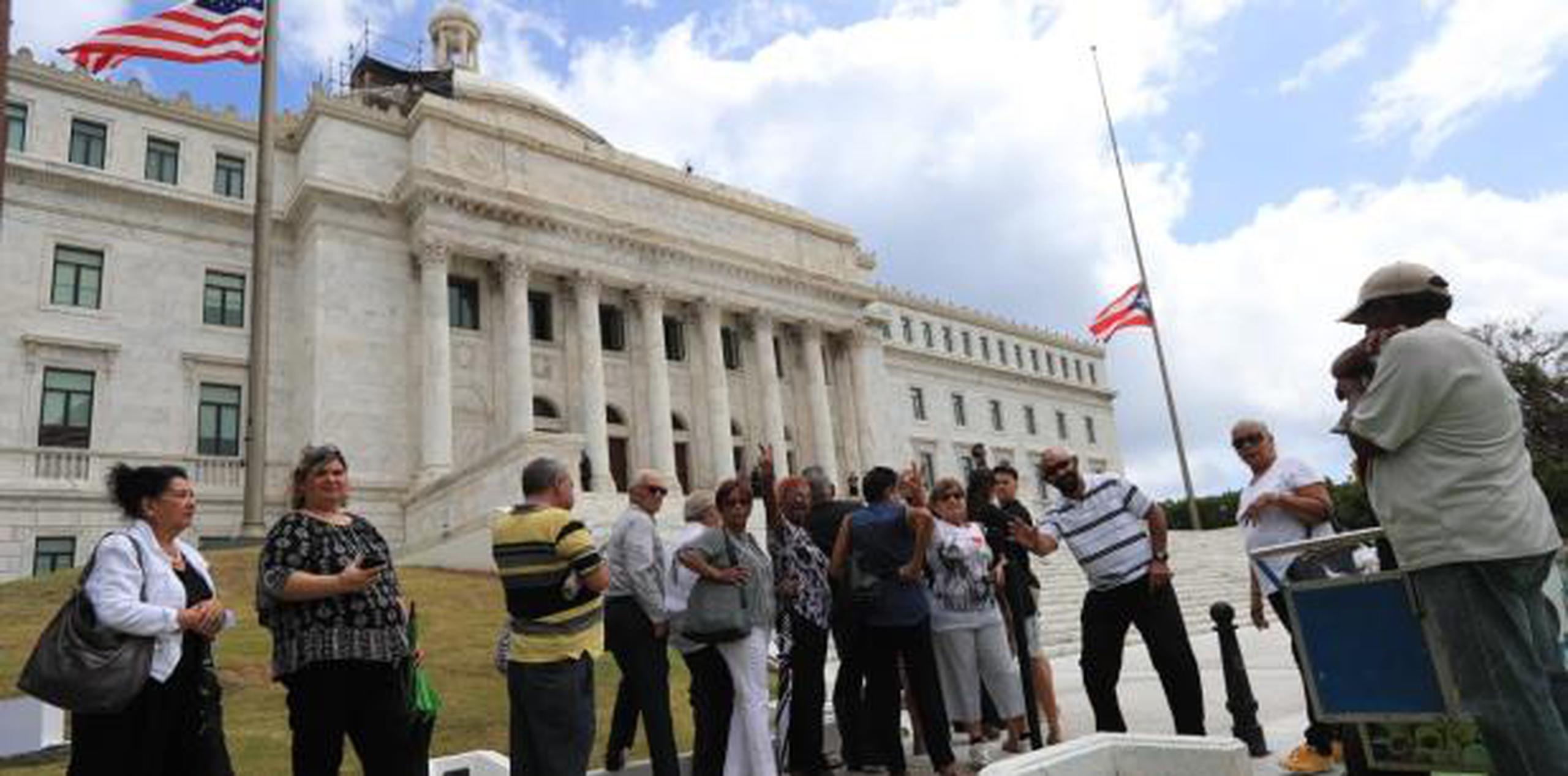 En el Capitolio se preparaban hoy temprano para el inicio de los actos fúnebres del tres veces gobernador de Puerto Rico. (tonito.zayas@gfrmedia.com)