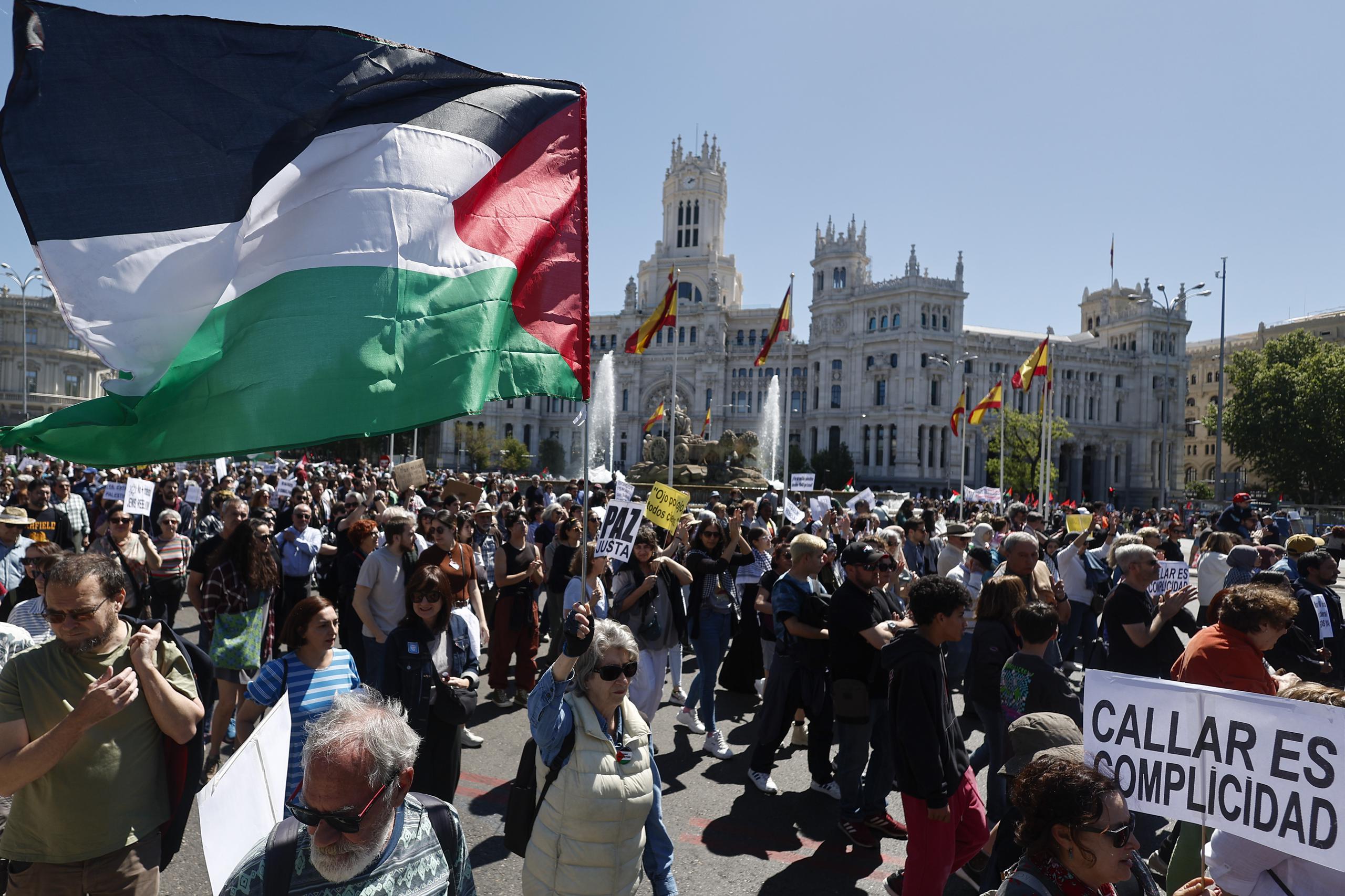 Miles de personas salieron a la calle en casi un centenar de ciudades españolas para apoyar al pueblo palestino y pedir un alto al fuego inmediato. En la imagen, protesta en el centro de Madrid. EFE/Sergio Pérez
