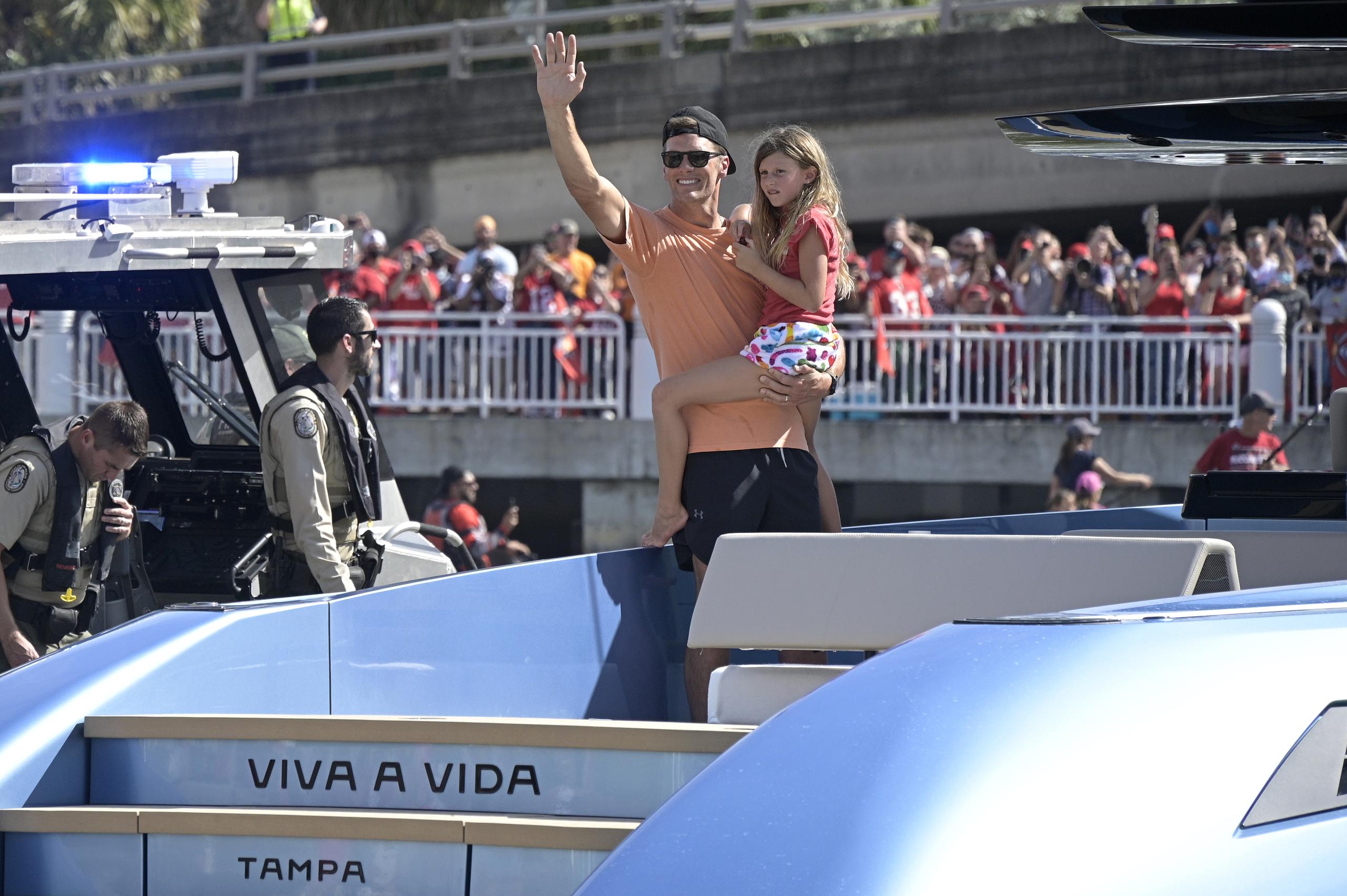 Tom Brady saluda a los fanáticos durante el desfile de botes de los Buccaneers. Ya en tierra fue que se produjo el momento de aparente embriaguez.