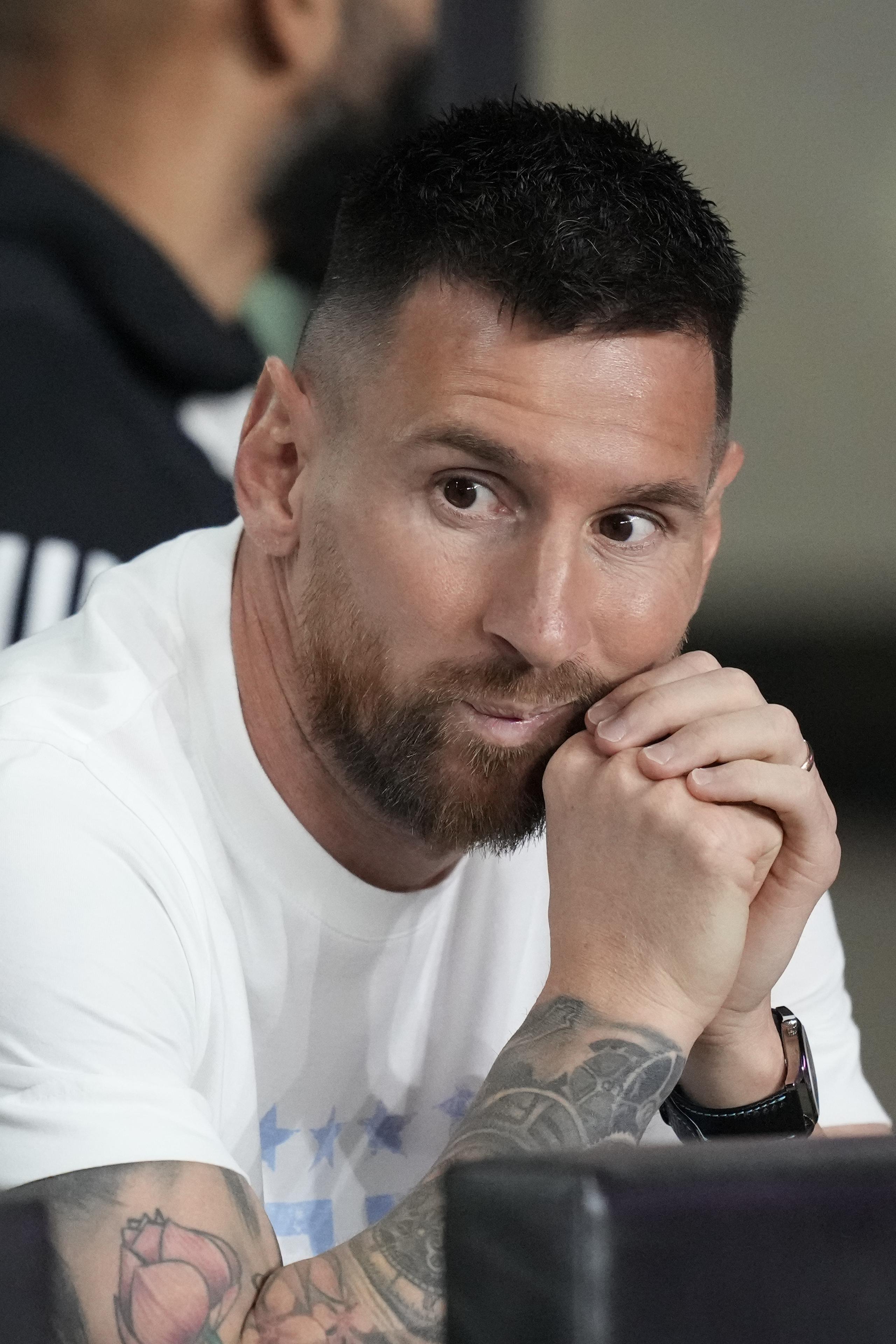 El argentino Lionel Messi observa desde su palco el partido entre el Inter Miami y Charlotte, el miércoles 18 de octubre de 2023, en Fort Lauderdale, Florida.