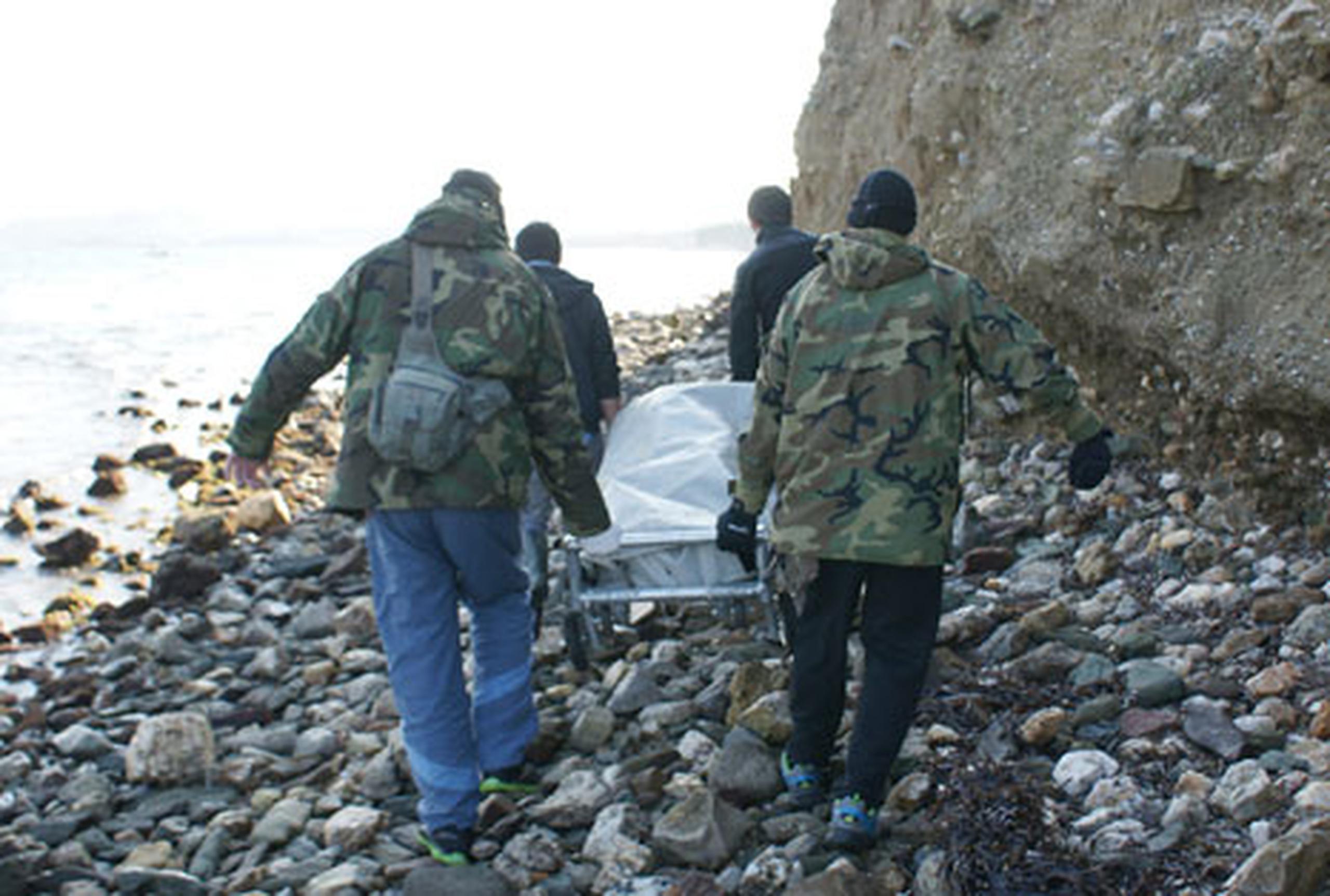 Los guardacostas encontraron los cadáveres de 18 inmigrantes cuya embarcación naufragó. (EFE)