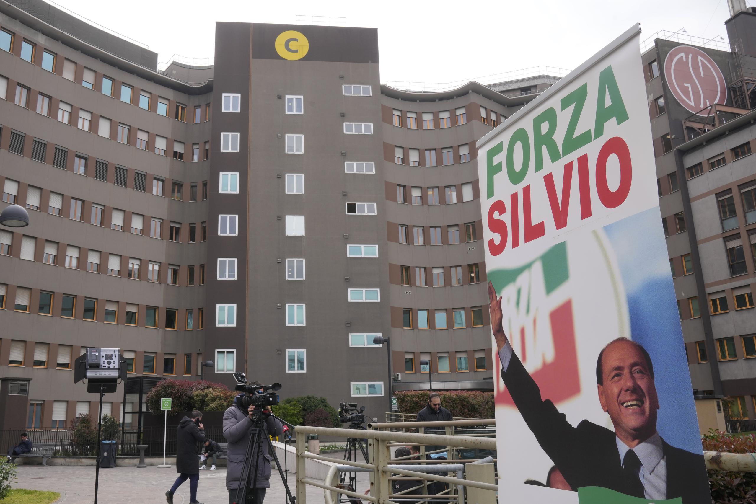 Una pancarta en apoyo al el ex primer ministro de Italia Silvio Berlusconi aparece desplegada frente al hospital San Raffaele, en Milán, Italia. (AP Foto/Antonio Calanni)