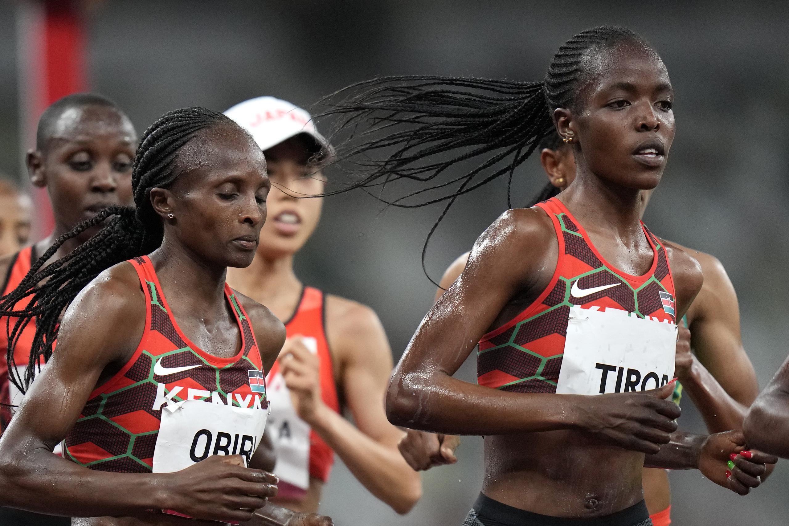 Agnes Tirop -al frente- fue medallista en los Campeonatos Mundiales 2017 y 2019 para Kenia.