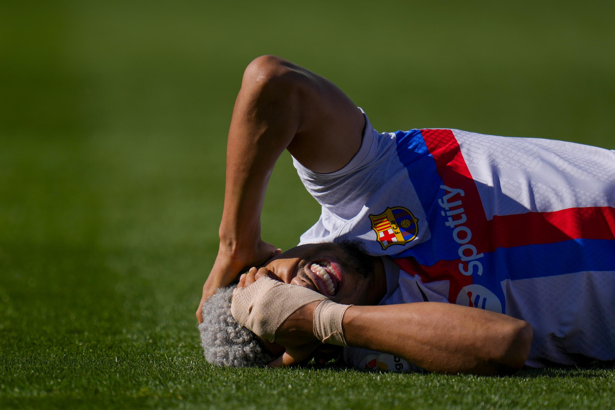 Ronald Araujo del Barcelona gesticula de dolor tras recibir una falta en el partido contra Getafe en la Liga española, el domingo 16 de abril de 2023, en Getafe, España. (AP Foto/Manu Fernández)