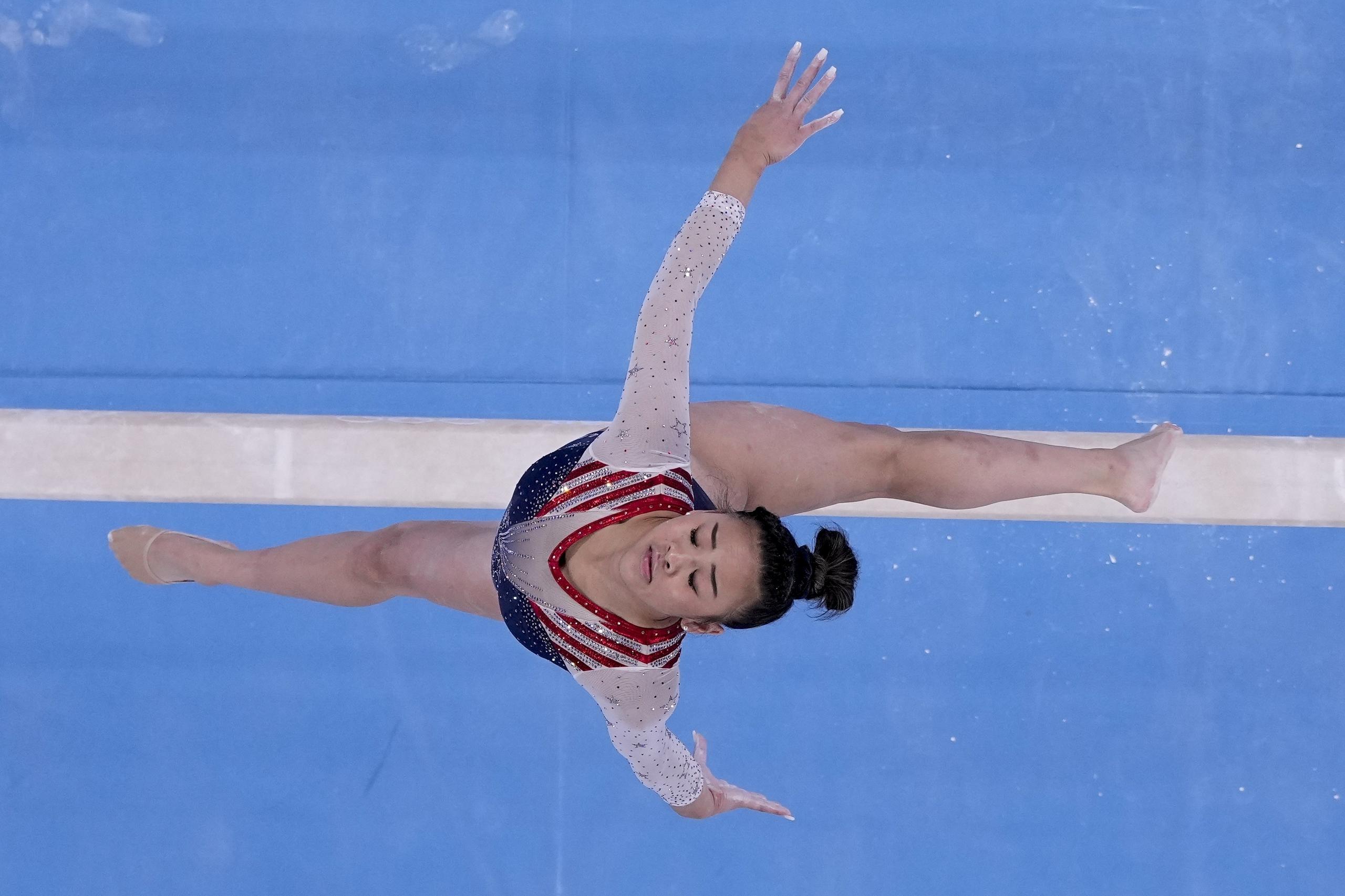La gimnasta estadounidense Sunisa Lee durante su ejercicio en viga en la final del programa completo individual en los Juegos de Tokio, el 29 de julio de 2021, en Tokio.
