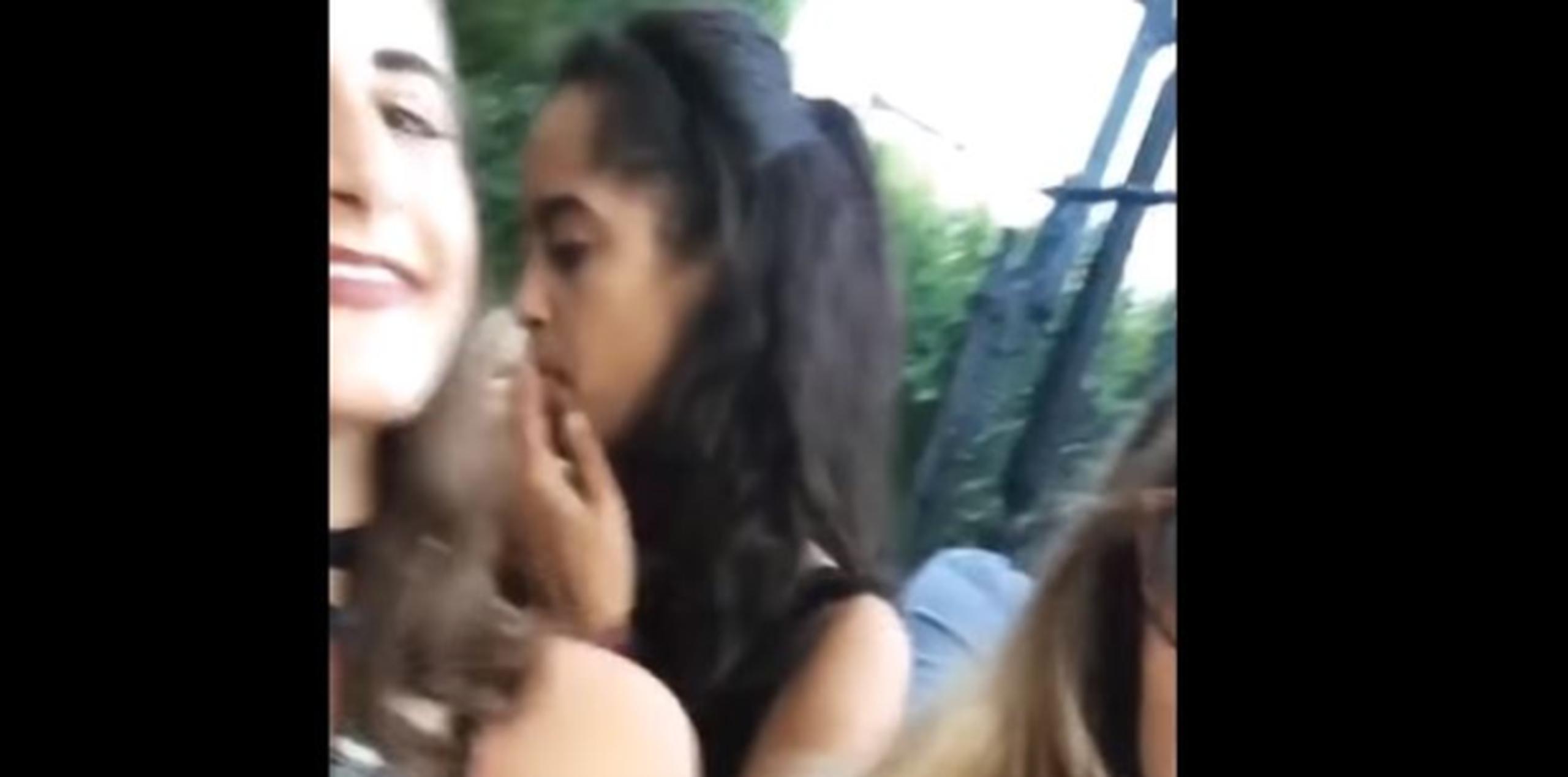 El video muestra en primer plano a una chica sacando la lengua y bailando en ese mismo festival, y detrás suyo, Malia fumando lo que parece ser cannabis. (YouTube)