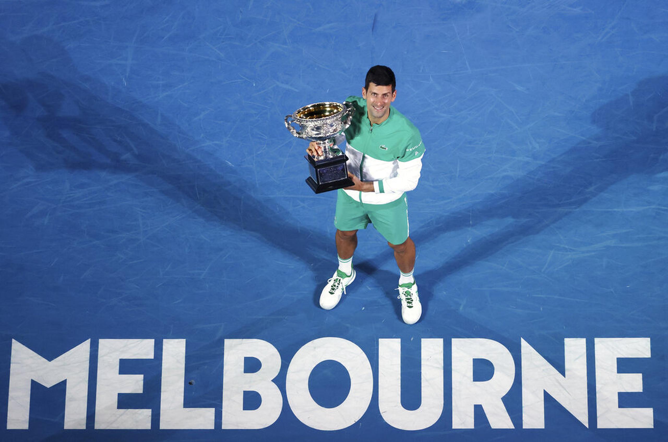 El tenista serbio Novak Djokovic posa con su trofeo Norman Brookes Challenge tras derrotar al ruso Daniil Medvedev en la final del Abierto de Australia el 21 de febrero de 2021.