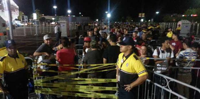 En Walmart de Carolina, cientos de ciudadanos también hacían fila. (dennis.rivera@gfrmedia.com)