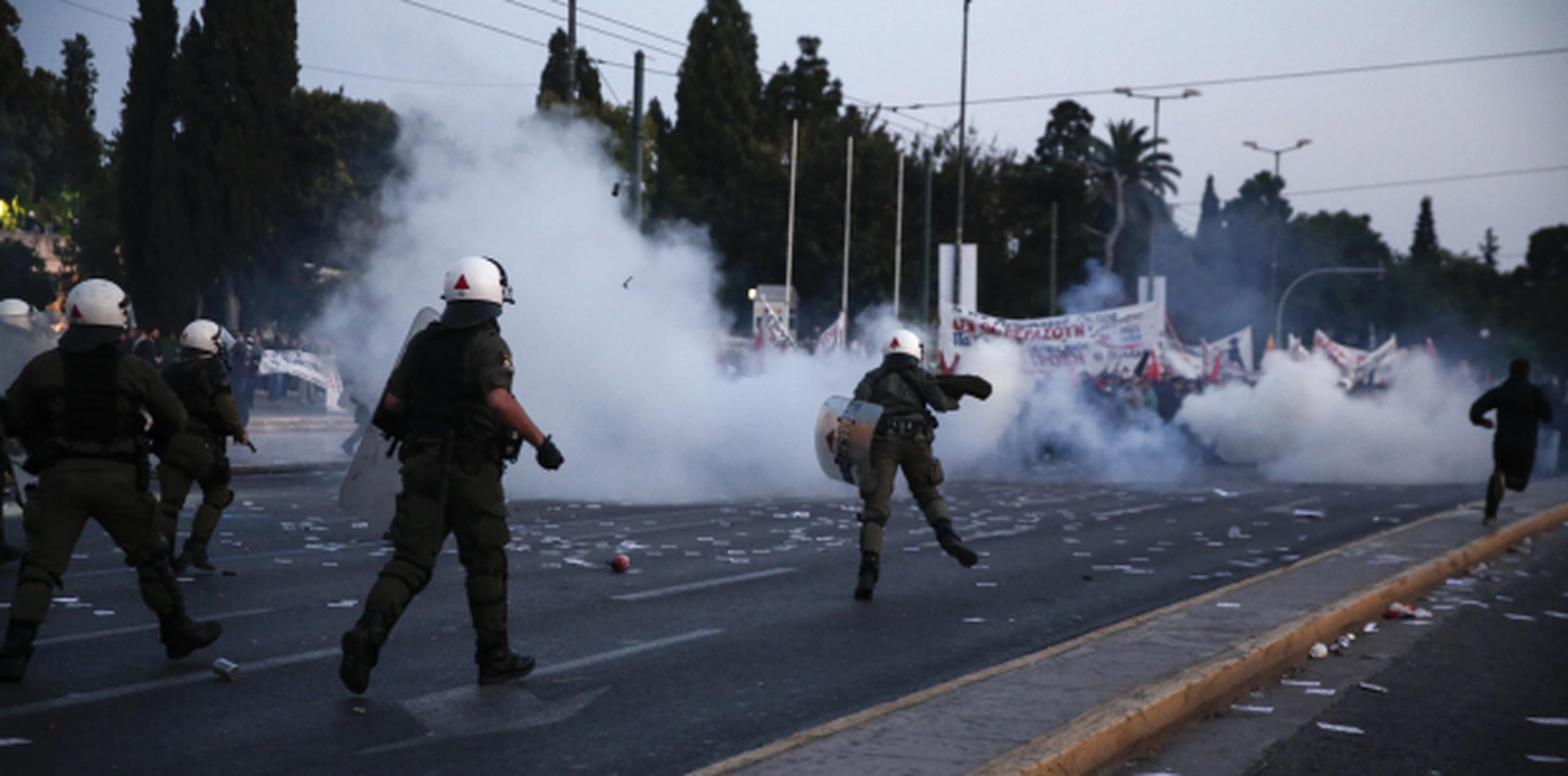 La policía griega lanzó gases lacrimógenos para dispesar a los manifestantes que protestaban contra un controversial proyecto de austeridad que debatía el Parlamento.(AP/Yorgos Karahalis)
