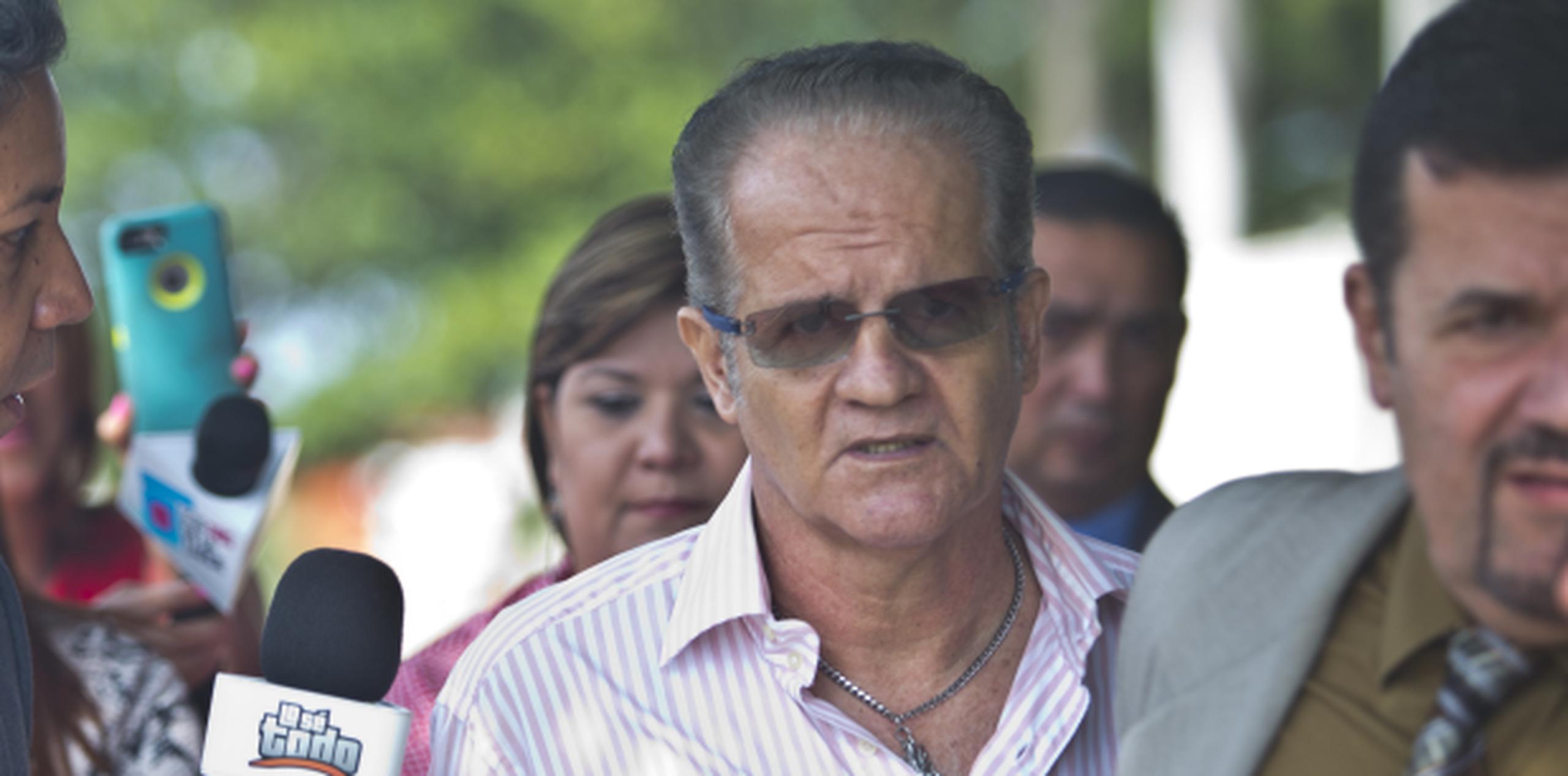 El imputado José L. Nieves Pagán es cuestionado por representantes de diversos medios en las inmediaciones del tribunal de Arecibo. (jorge.ramirez@gfrmedia.com)