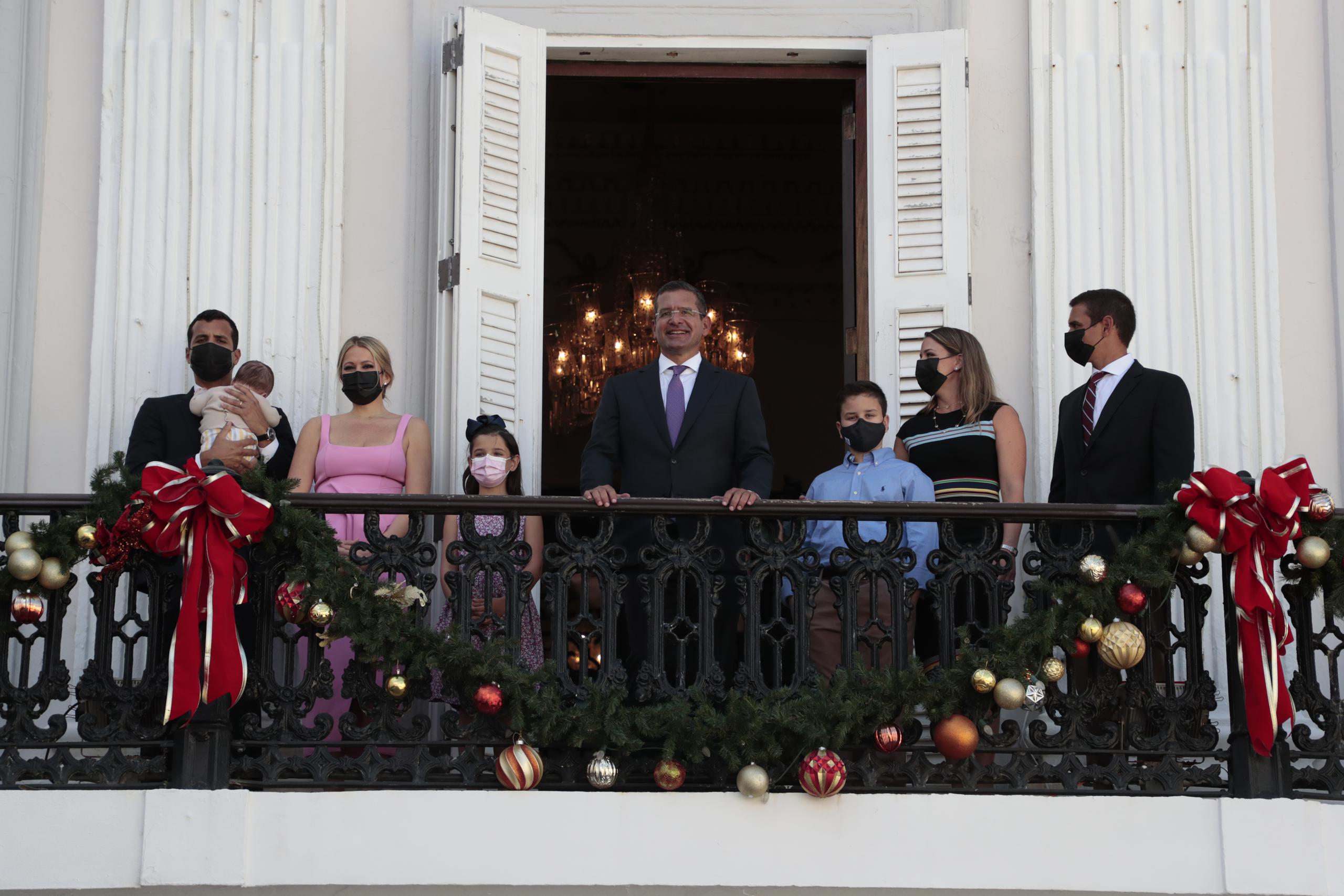 El gobernador saludó desde uno de los balcones flanqueado por sus hijos, nueras y nietos.