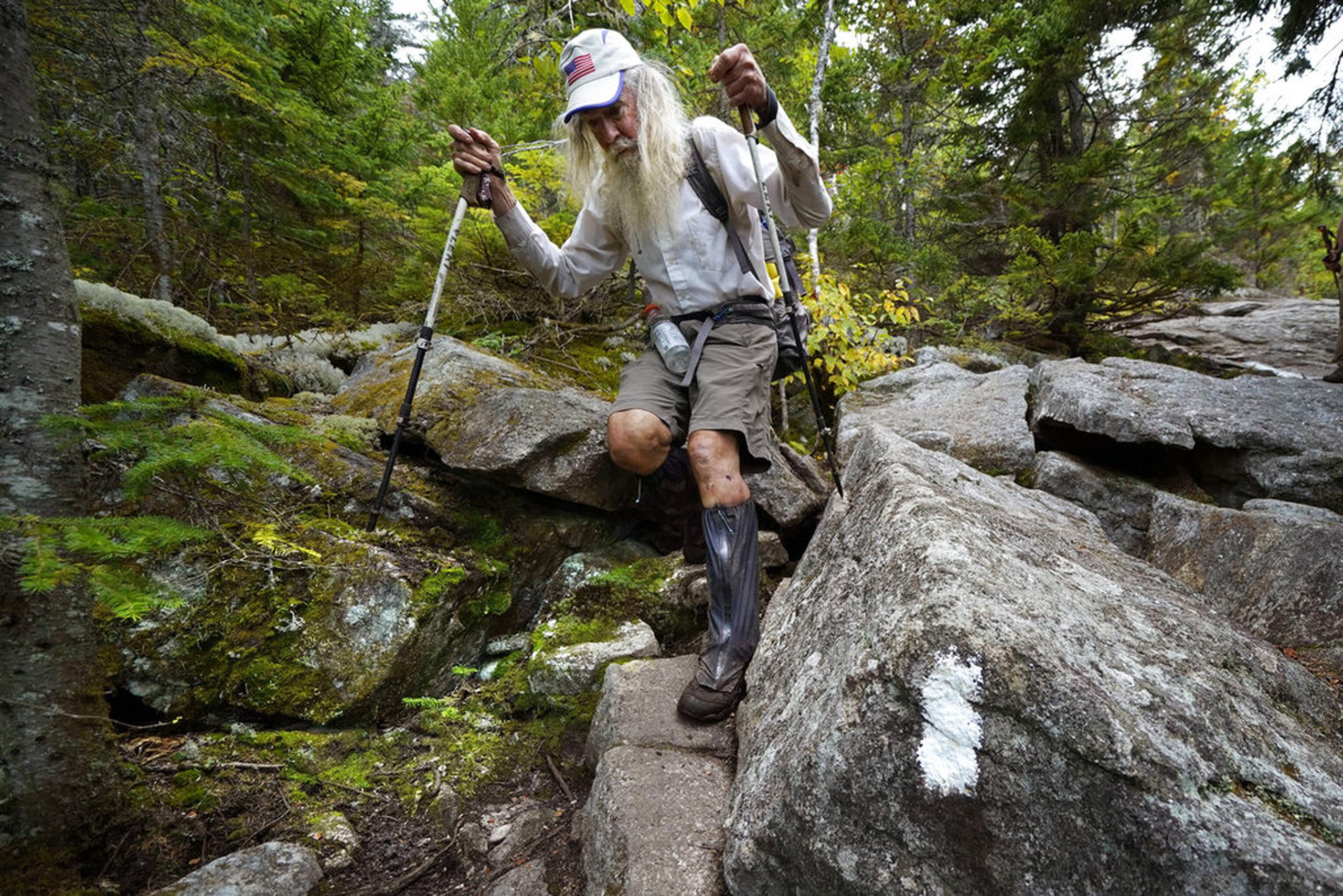 M.J. Eberhart camina entre unas rocas mientras desciende el monte Hayes, el 12 de septiembre de 2021 en Gorham, New Hampshire.