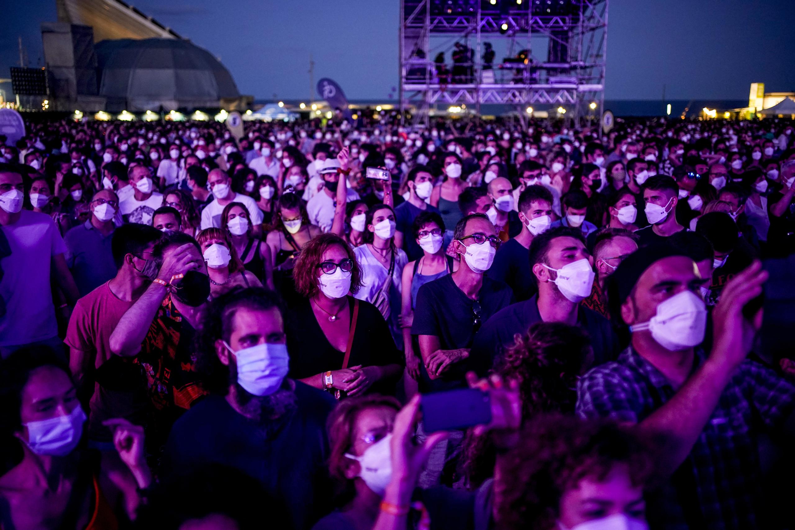 Espectadores disfrutan de una presentación en el marco del festival de música Cruilla en Barcelona, España.