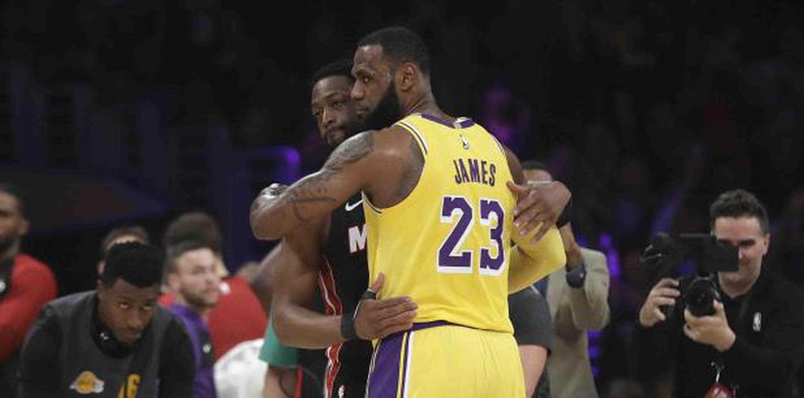 James anotó 28 tantos y los Lakers sobrevivieron a los 15 puntos de Wade en la segunda mitad. (AP)

