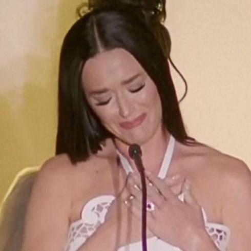 Se quebranta Katy Perry al recibir premio en California