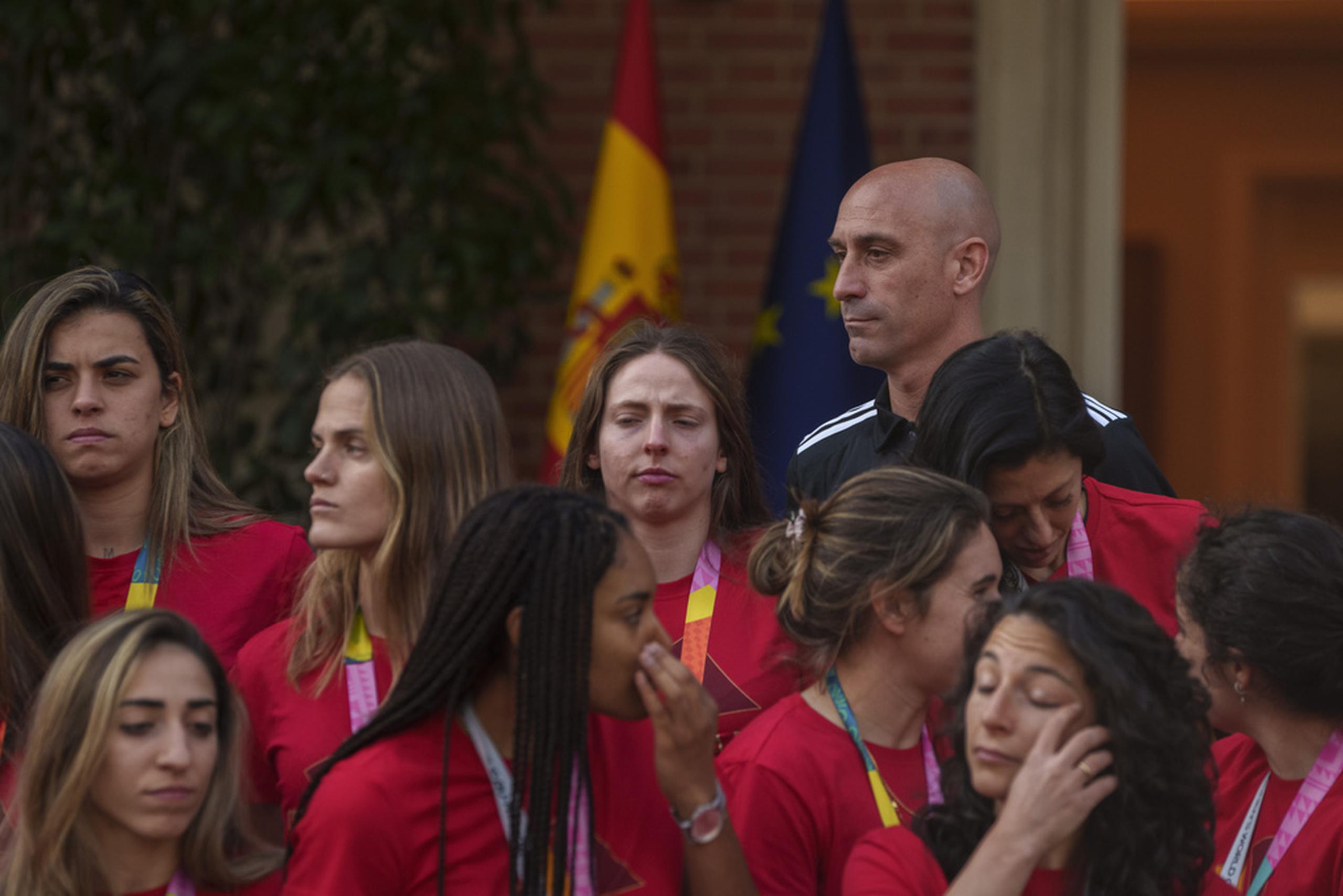 El presidente de la federación española de fútbol, Luis Rubiales (al fondo a la derecha).
