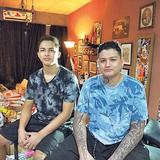 Tatuajes a cambio de víveres para personas pobres en El Salvador