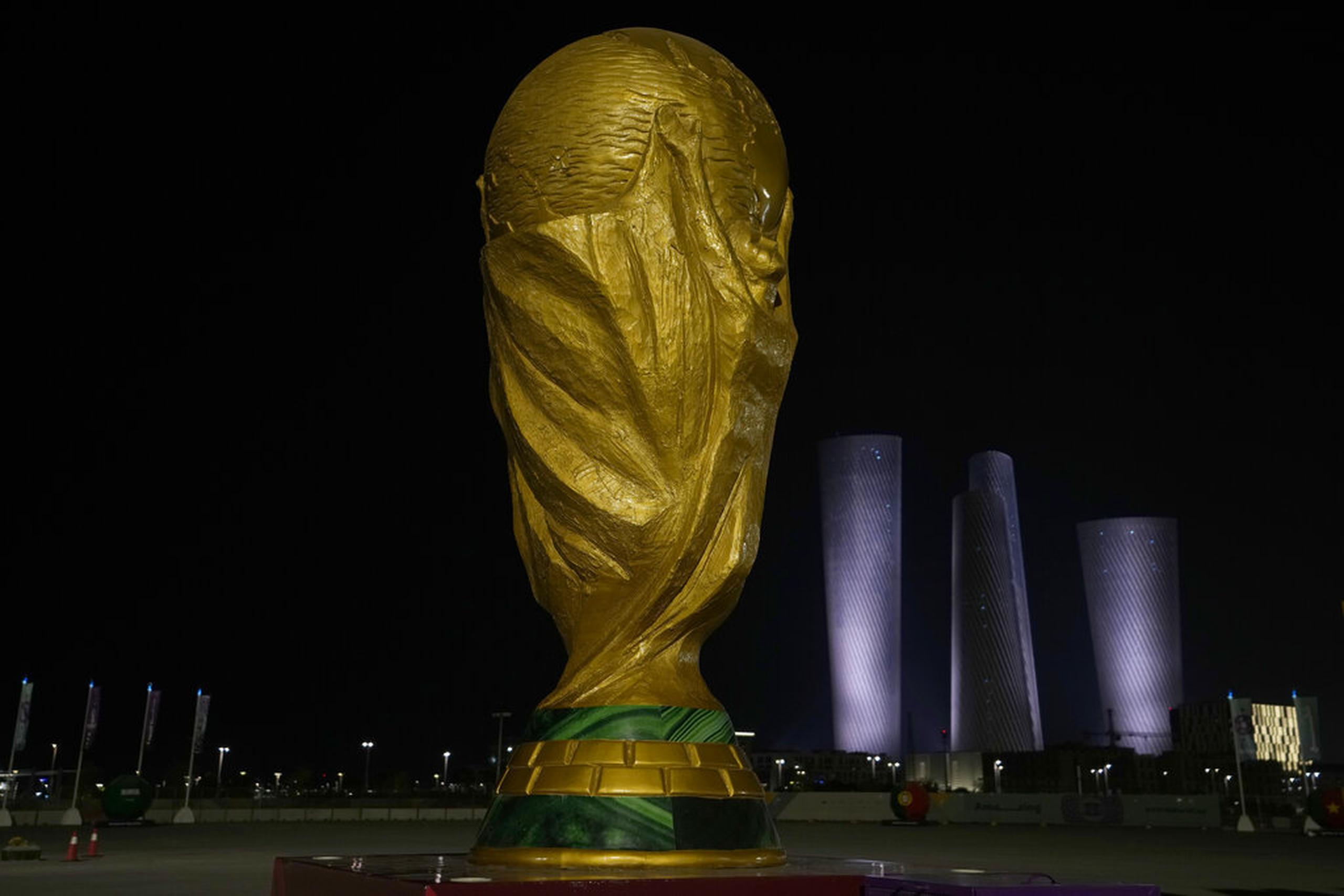 Una replica de la Copa Mundial adorna el exterior del Estadio Lusail en Doha, Qatar.