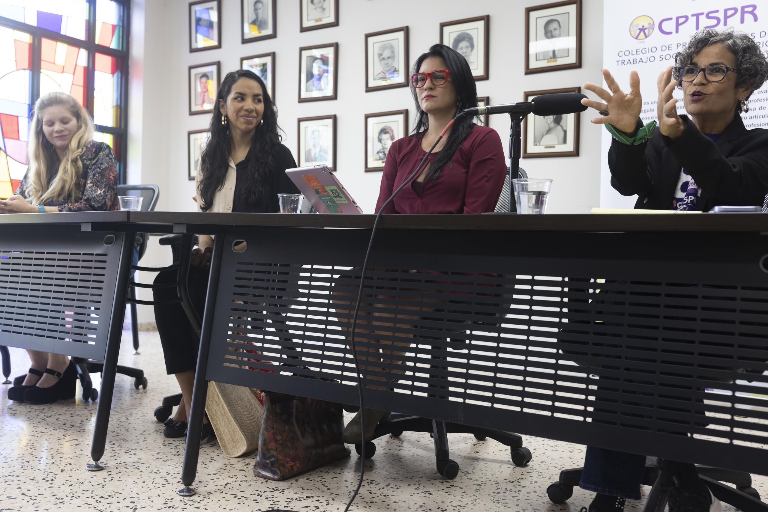 De izquierda a derecha, Alejandra Maldonado, abogada y sobreviviente a la violencia de genero, Yomaira Torres, Tania Rosario y Mabel T. Lopez Ortiz.