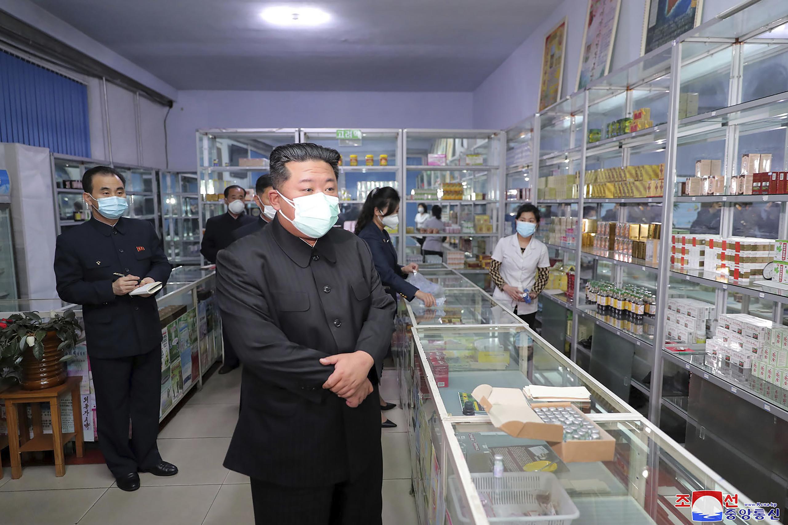 En esta imagen proporcionada por el gobierno norcoreano, el líder de Corea del Norte, Kim Jong Un, en el centro, visita una farmacia en Pyongyang, Corea del norte.  (Agencia Central de Noticias de Corea/Servicio de Noticias de Korea News Service via AP, Archivo)