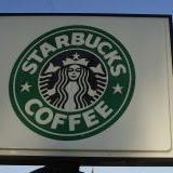 Starbucks se suma al centenar de marcas que suspenden su publicidad en redes 