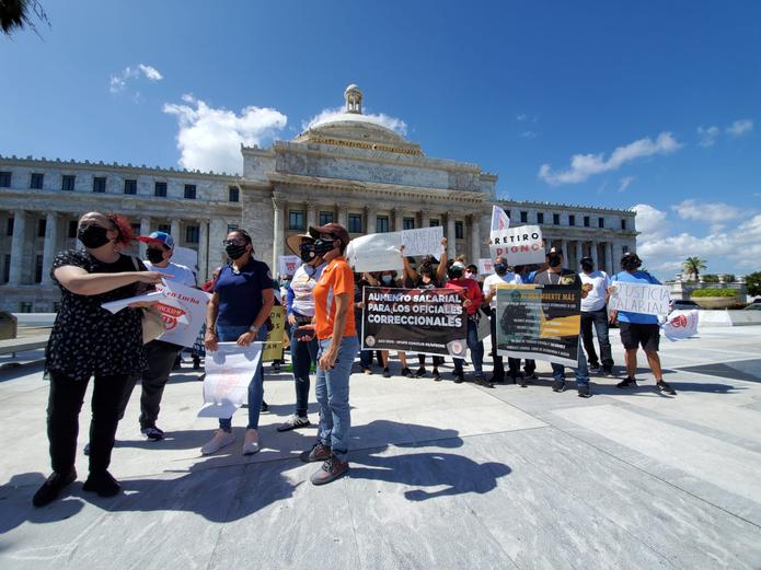 El grupo se manifestó ante el Capitolio, y desde allí marcharían a La Fortaleza, donde esperaban ser atendidos por un representante del gobernador.