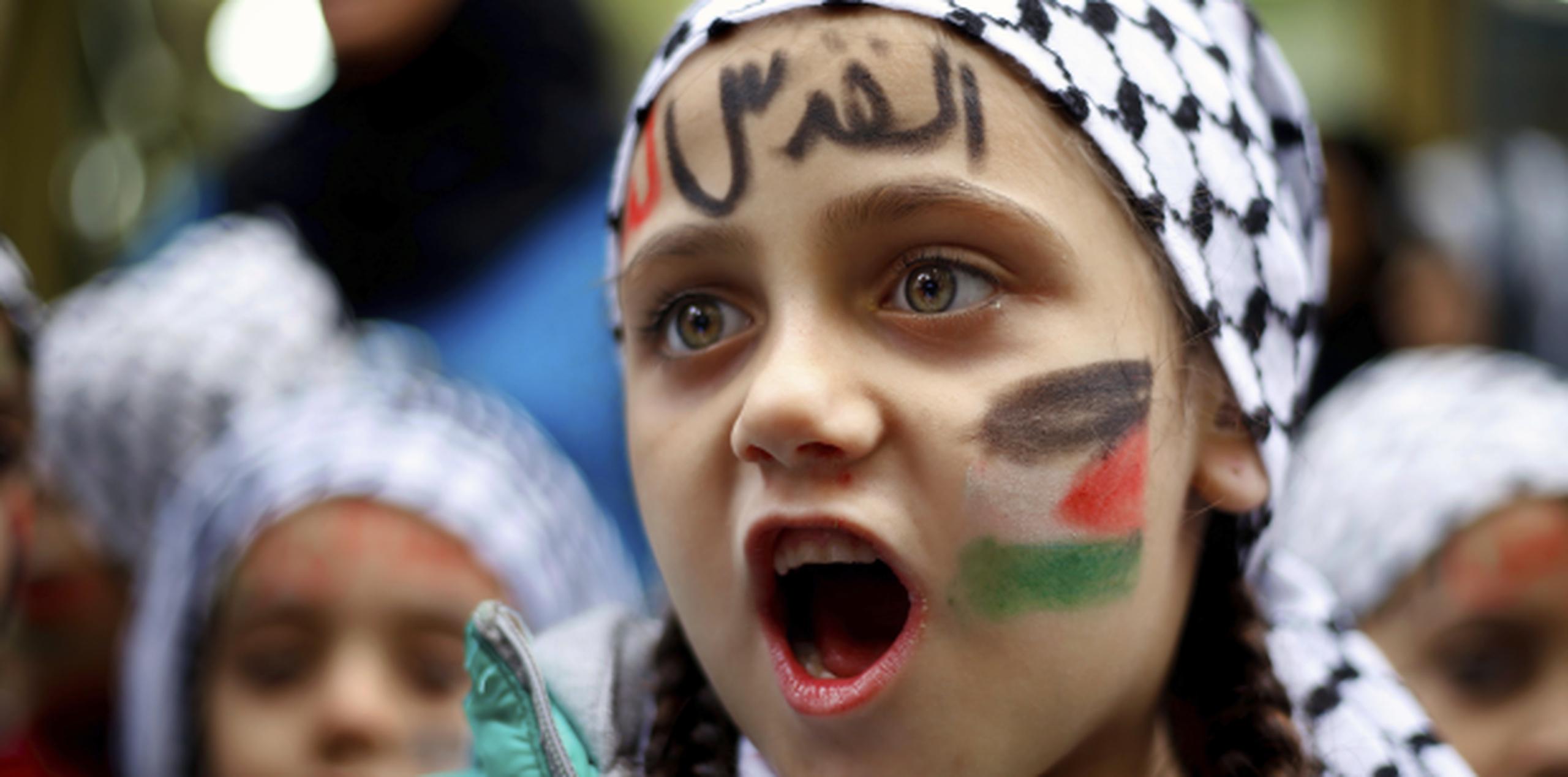 Una joven participa en Líbano de una manifestación en la que los árabes reclaman que "Jerusalén es nuestra". (Archivo)