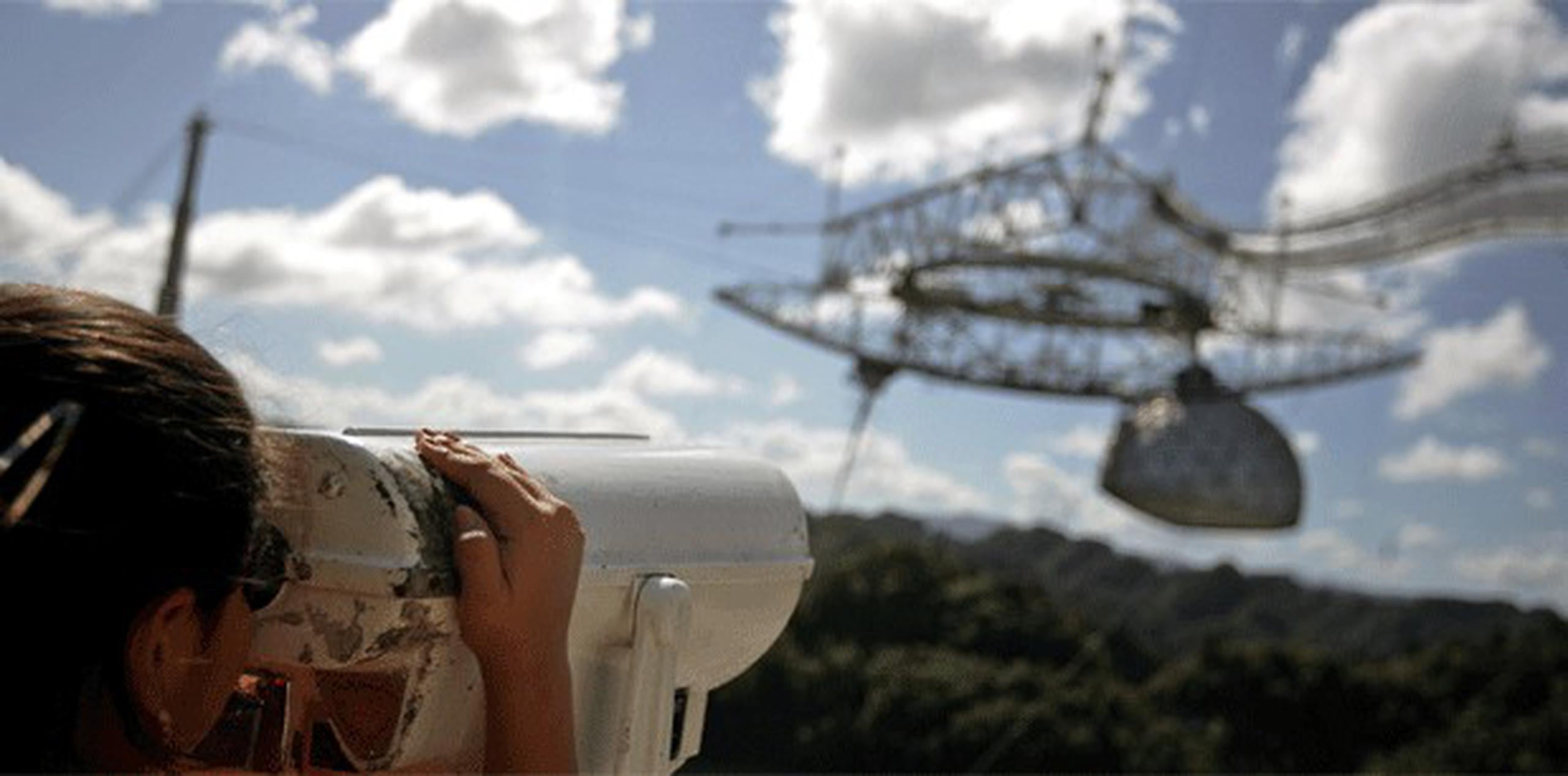 Un misterioso destello, conocido como una ráfaga de radio rápida, se registró en el radiotelescopio de Arecibo en 2012. (Archivo)