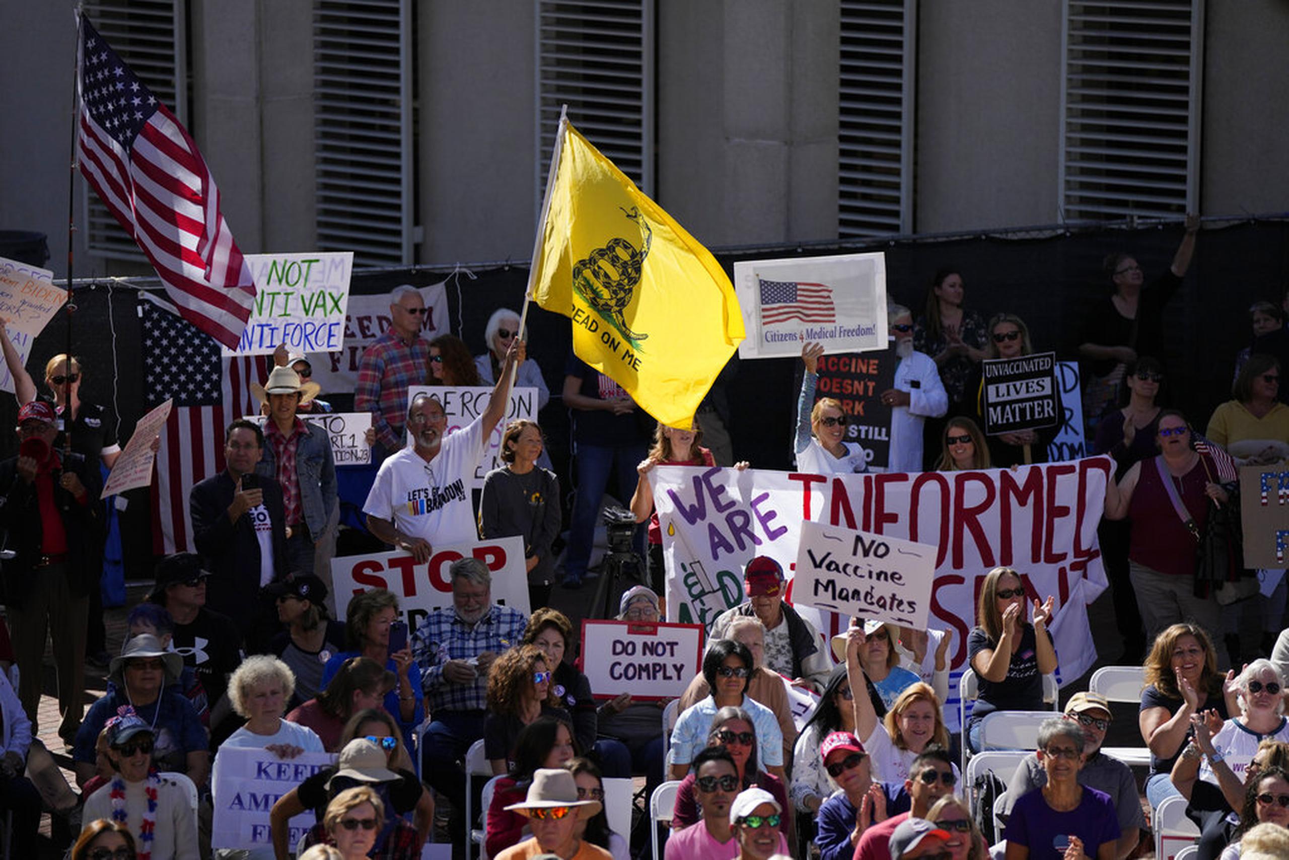 Manifestantes se reunieron el pasado martes frente al Capitolio de Florida, en Tallahassee, durante una sesión legislativa especial que consideraba proyectos de ley sobre mandatos de la vacuna contra el COVID-19.