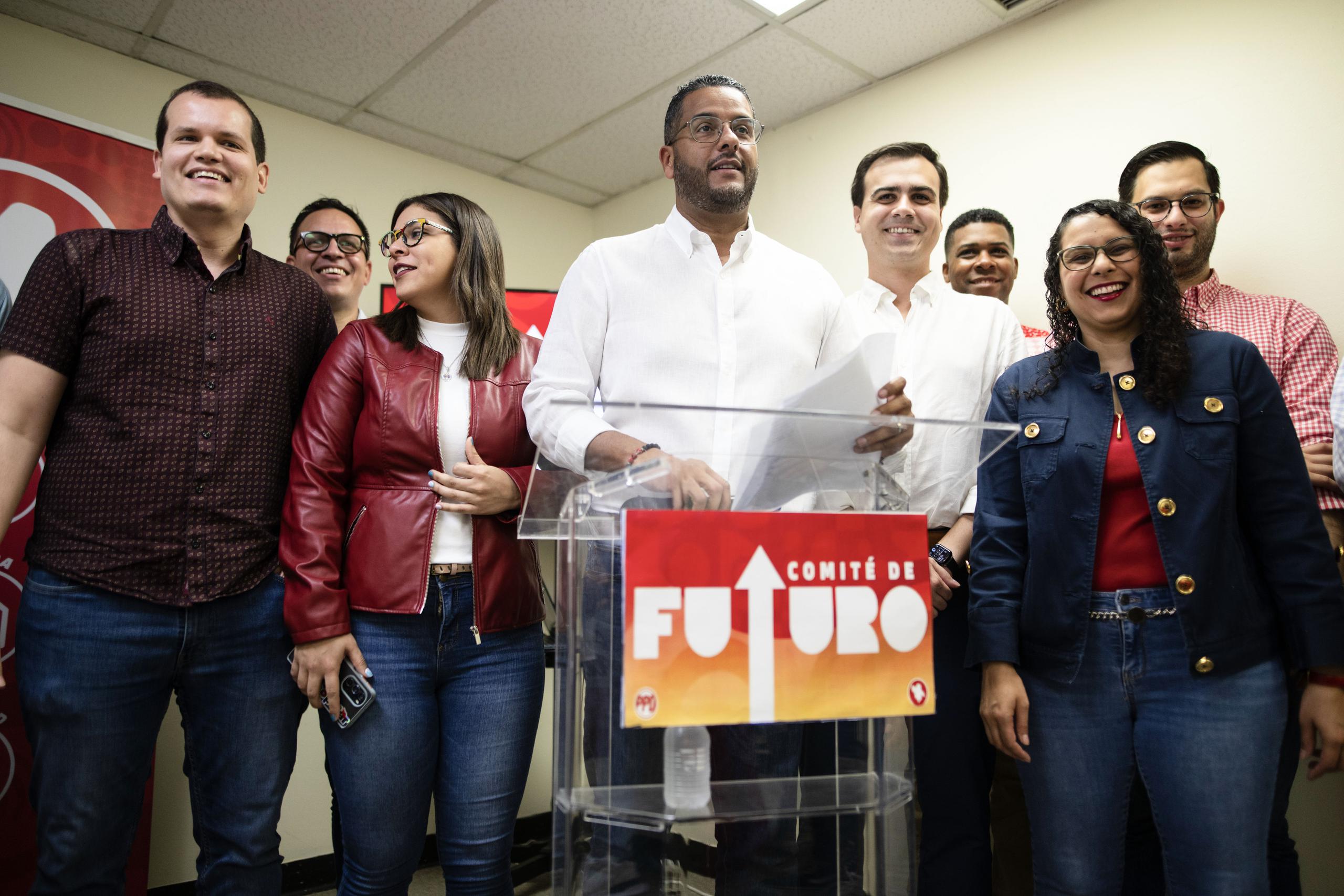 El presidente del PPD, Jesús Manuel Ortiz González, al centro, aseguró tener mucha fe en la capacidad de cambio de los jóvenes y exhortó a los demás miembros del partido a unirse al esfuerzo.