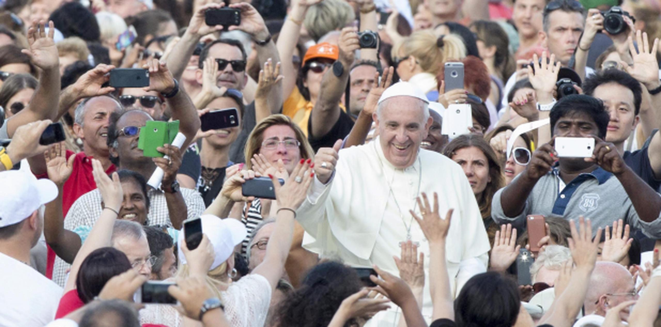 El papa hace su llegada hoy a la Plaza San Pedro y es recibido con entusiasmo por los devotos. (EFE)