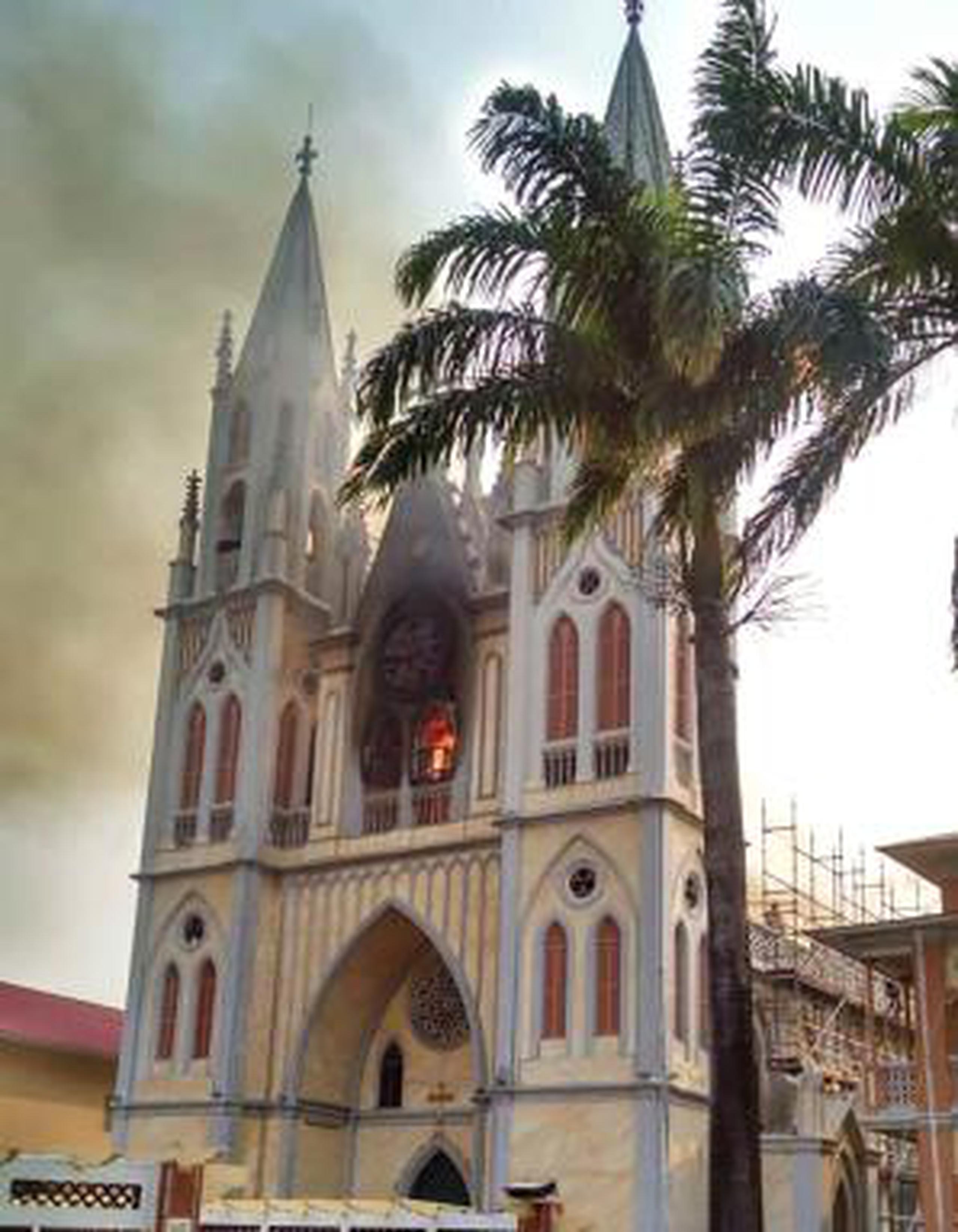 El incendio "ha arrasado su tejado prácticamente por completo. Aunque el frente de la catedral está afectado por humo negro, no se temen daños estructurales", aseguró hoy el Gobierno. (EFE)

